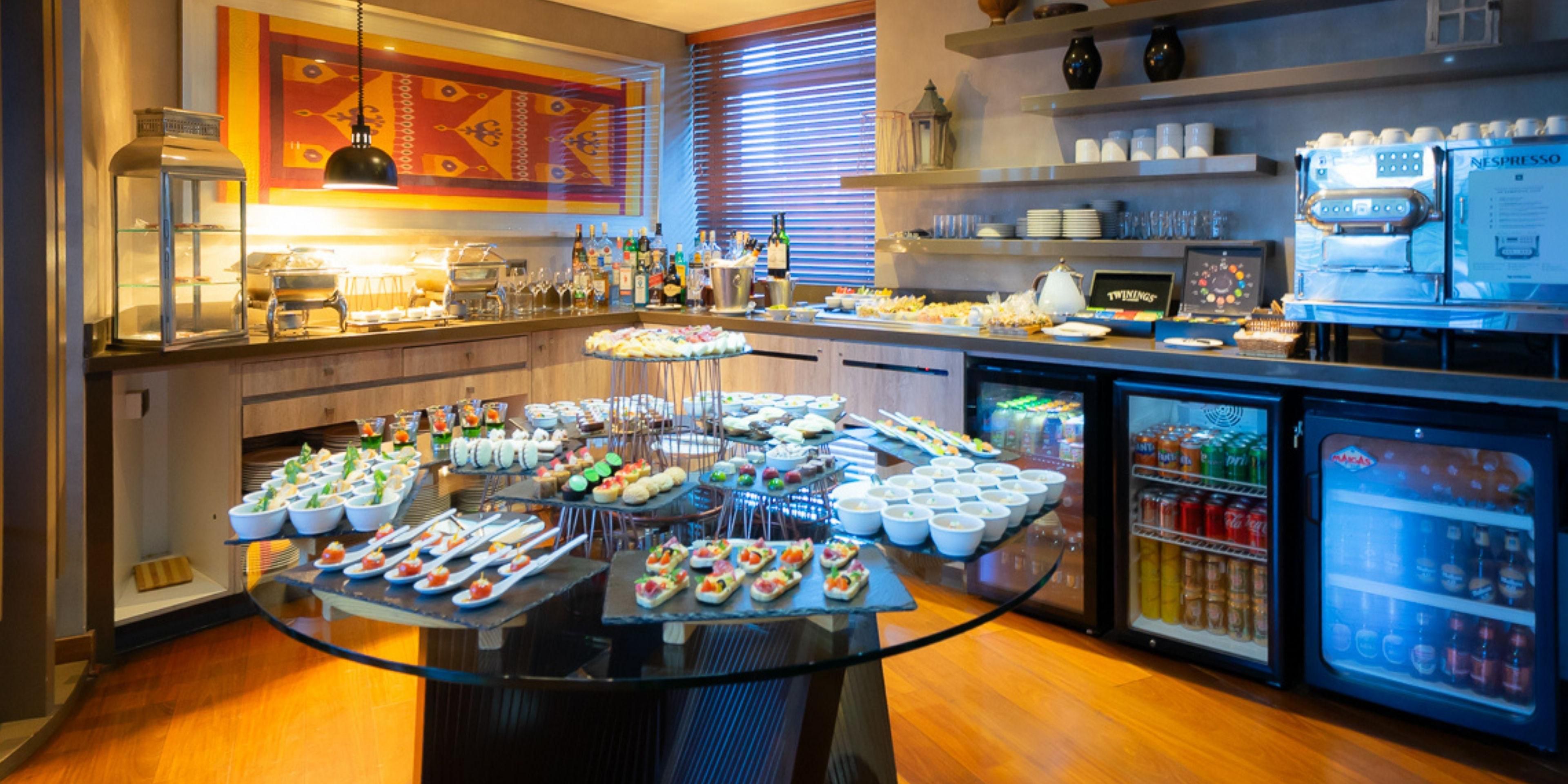 Located on the 3rd floor of our Club Tower, the Lounge offers exclusive service to our Club InterContinental guests. Enjoy a full tea and coffee service throughout the day and spirits from 6:00 p.m. to 10:00 p.m.