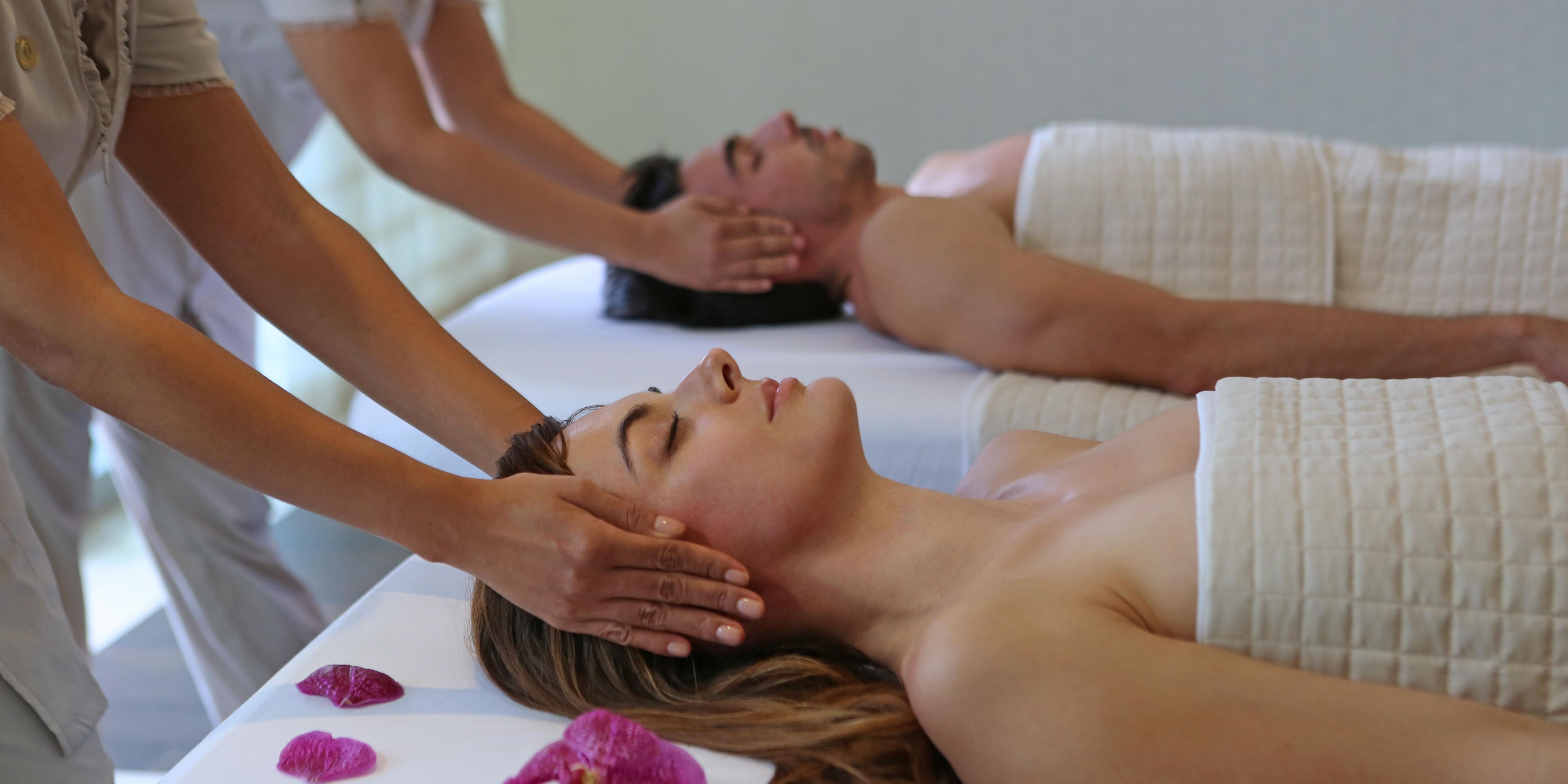 Enjoy this 6 treatment rooms spa in the heart of the city, including a couple’s treatment room, sauna, steam room, whirlpool bath and outdoor pool, with a relaxation area and the most qualified experts that will take care of you. 

Please feel free to contact us and set up your appointment at 809-683-2474 or send us an email to spa.sdq@r-hr.com