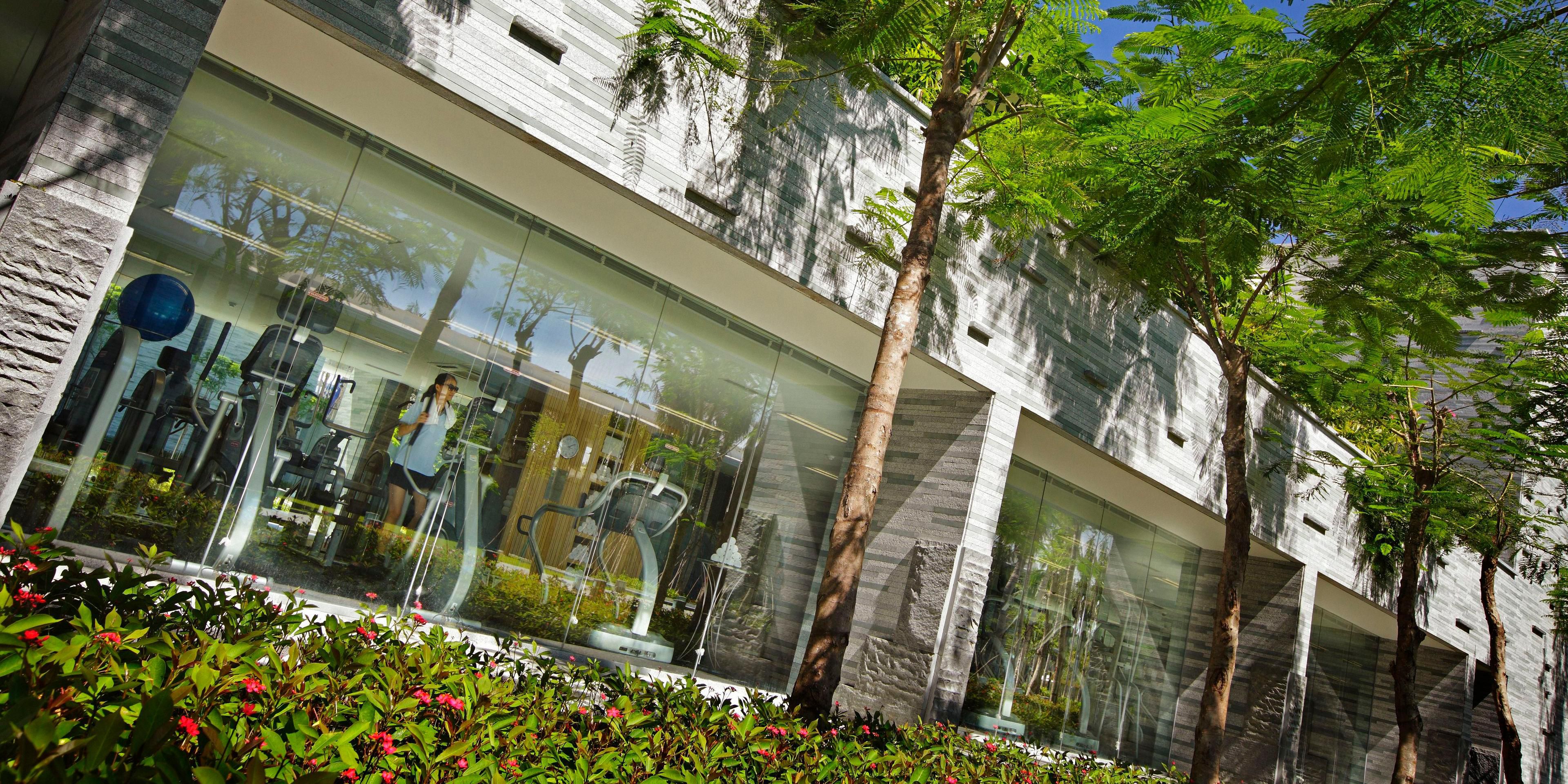 Located closely to Spa InterContinental, our fitness Center with lush tropical gardens is well equipped with dumbbells 、Technogym and other modern equipment.  Access is via the guest room key card to enter. The lush tropical garden outside the center offers you calming views as you exercise.
