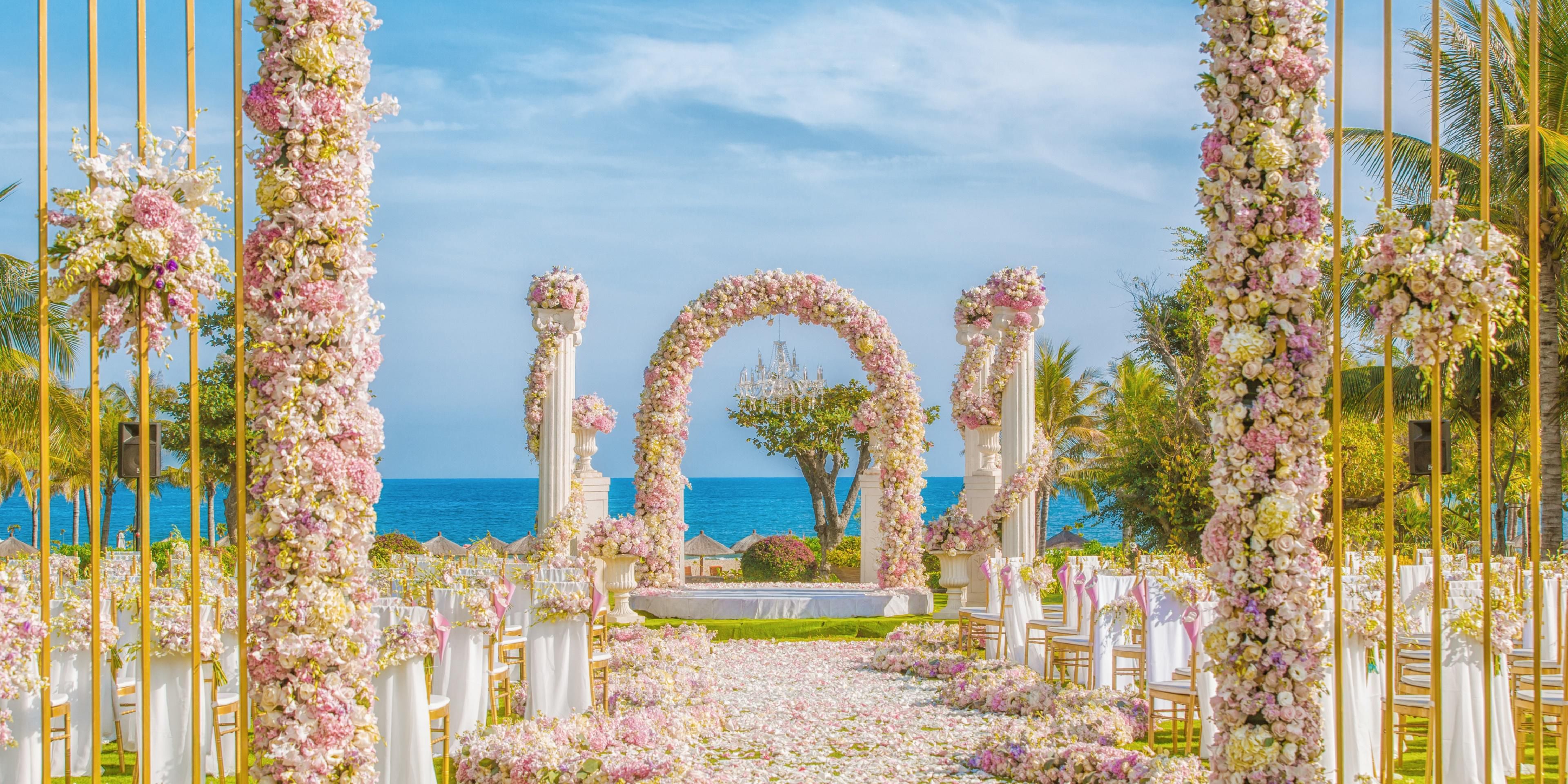 The Resort has a large selection of wedding options, including a total of 1,200 square meters ballroom and 15,000 square meters of green lawns as an ideal place for weddings. We offer the assistance of experienced wedding personnel to help your wedding become a memorable one.