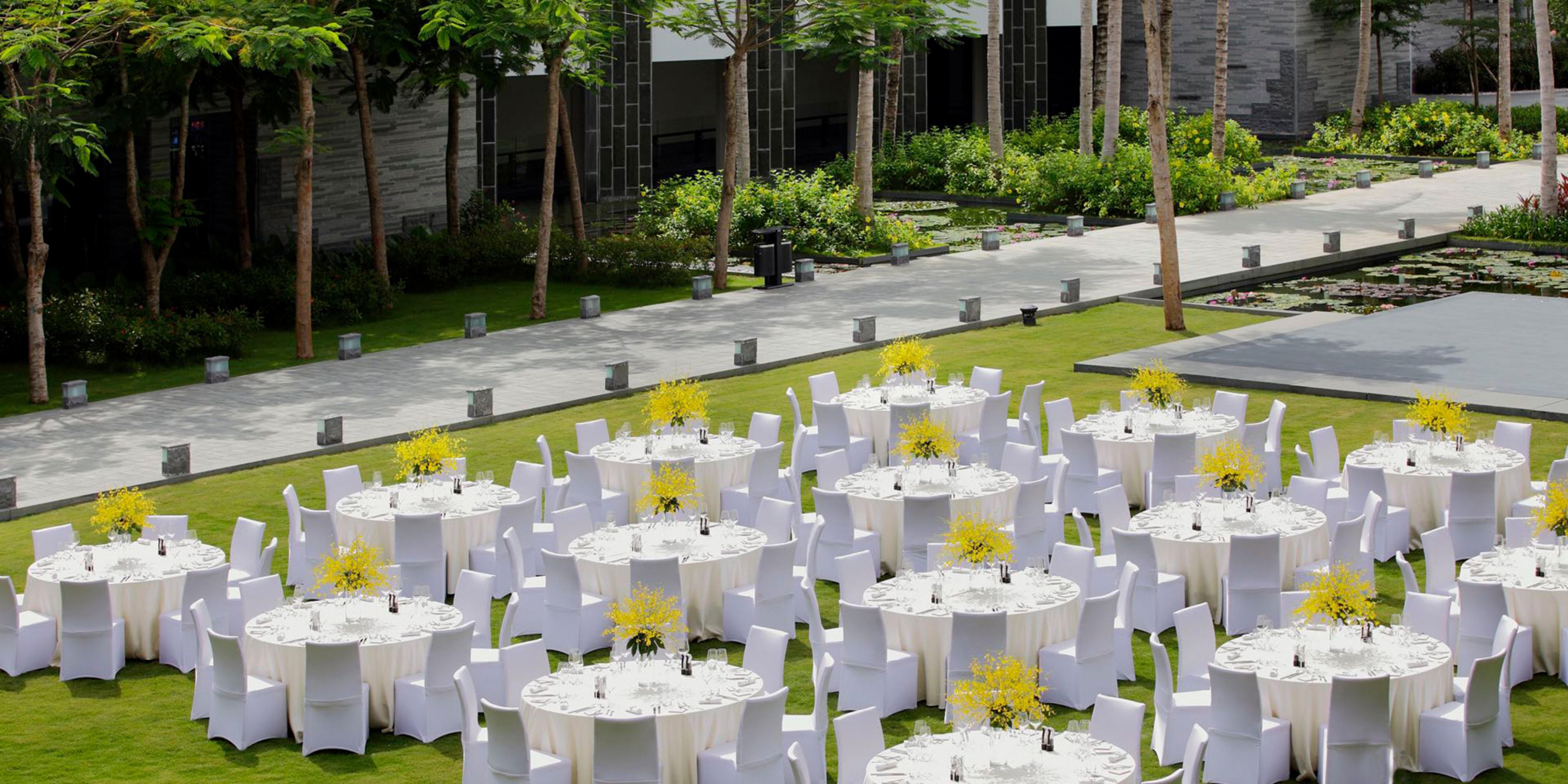When it comes to meetings or events, our ballroom accommodates up to 500 guests for cocktails or 350 for a banquet. All our meeting rooms are equipped with soothing natural light. We everything you need for a successful and memorable meeting.