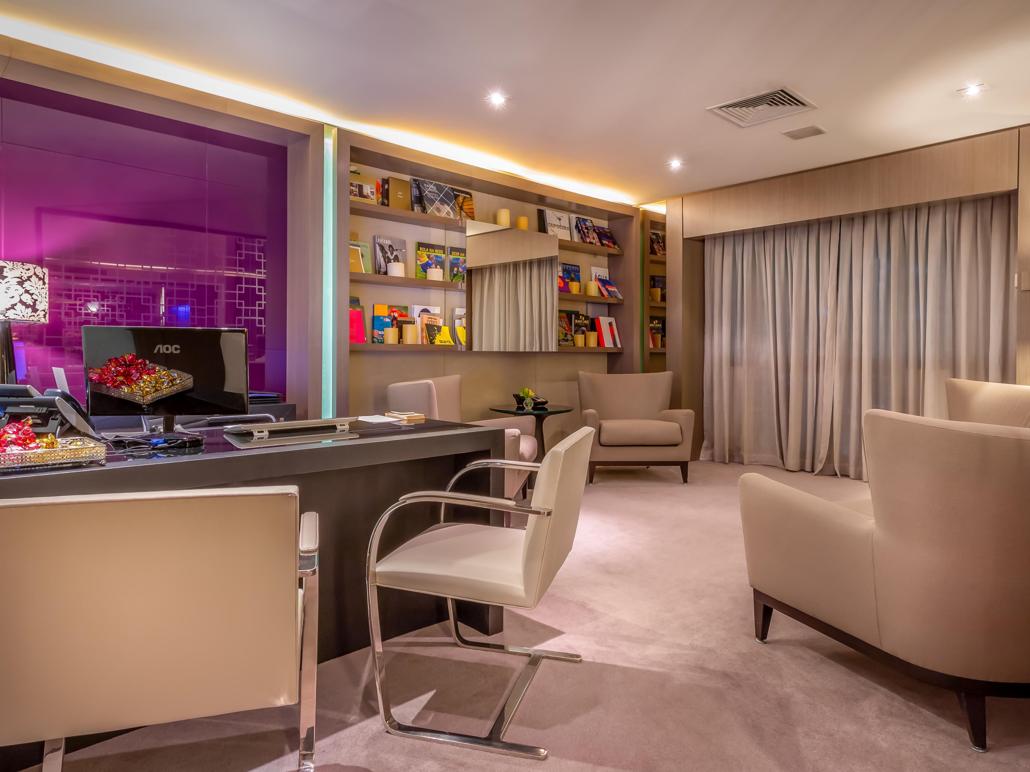 Club Floor Lounge