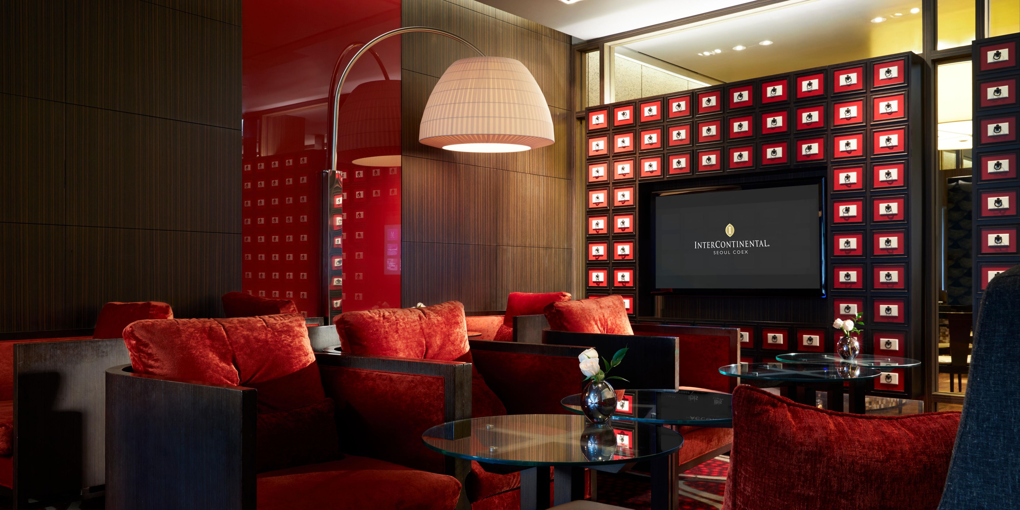 Guests staying in the Club rooms of InterContinental Seoul COEX can enjoy exclusive services with a peaceful view of the Bongeunsa Temple and the Club InterContinental. Our family-friendly lounge welcomes children so guests can spend a dream holiday with their families.