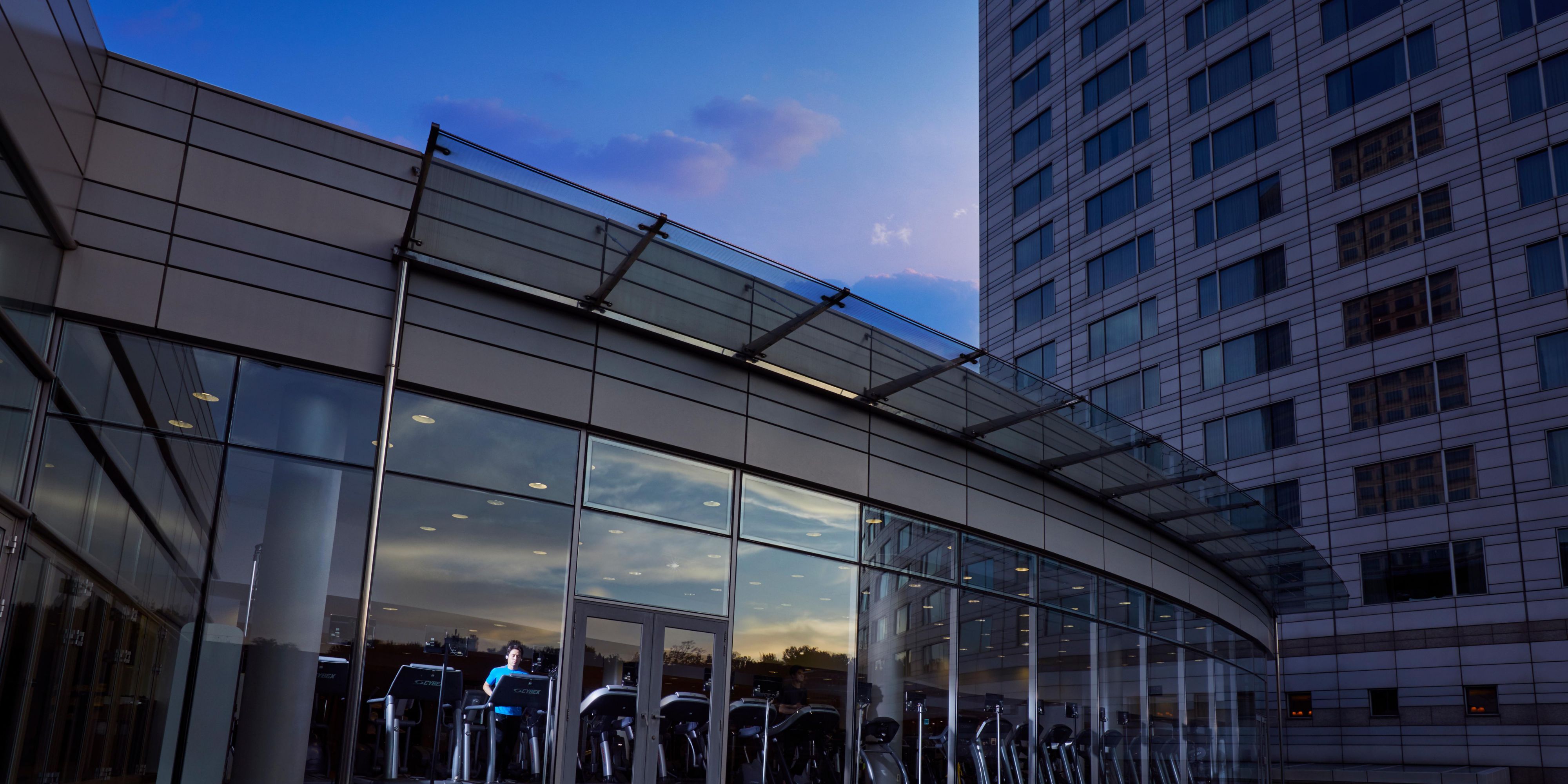 Enjoy an invigorating workout at the Cosmopolitan Fitness Club, bathed in natural daylight from the floor-to-ceiling glass windows and fitted with modern fitness equipment. Don't miss the 25-metre indoor swimming pool and the aerobics studio, set against the backdrop of breathtaking views of Bongeunsa Temple.