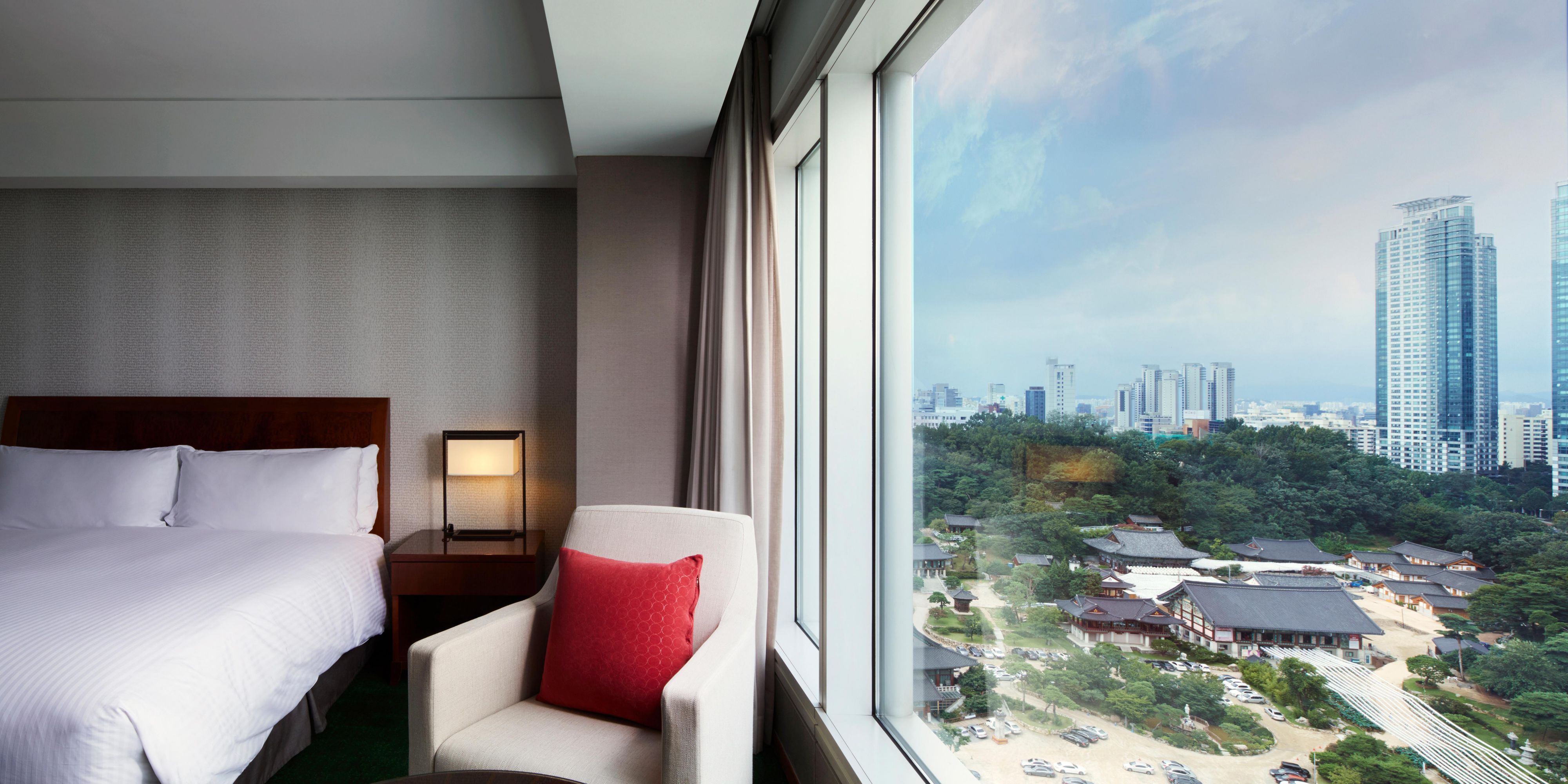 Discover tranquility in the heart of the city with well-appointed guest rooms fitted with state-of-the-art amenities and affording guests with scenic views of the Han River, idyllic Seolleung Park or historical Bongeunsa Temple.
