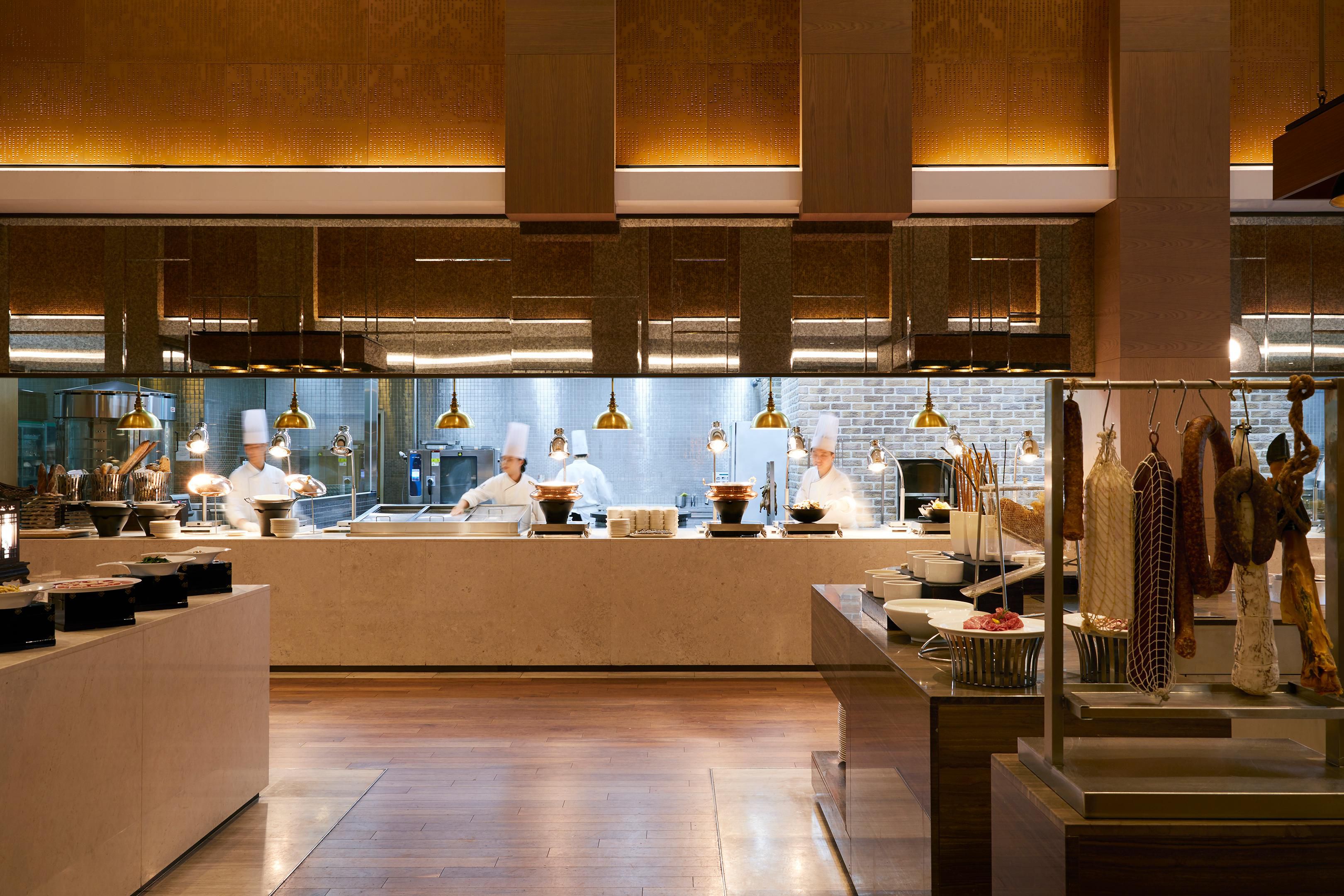 Grand Kitchen