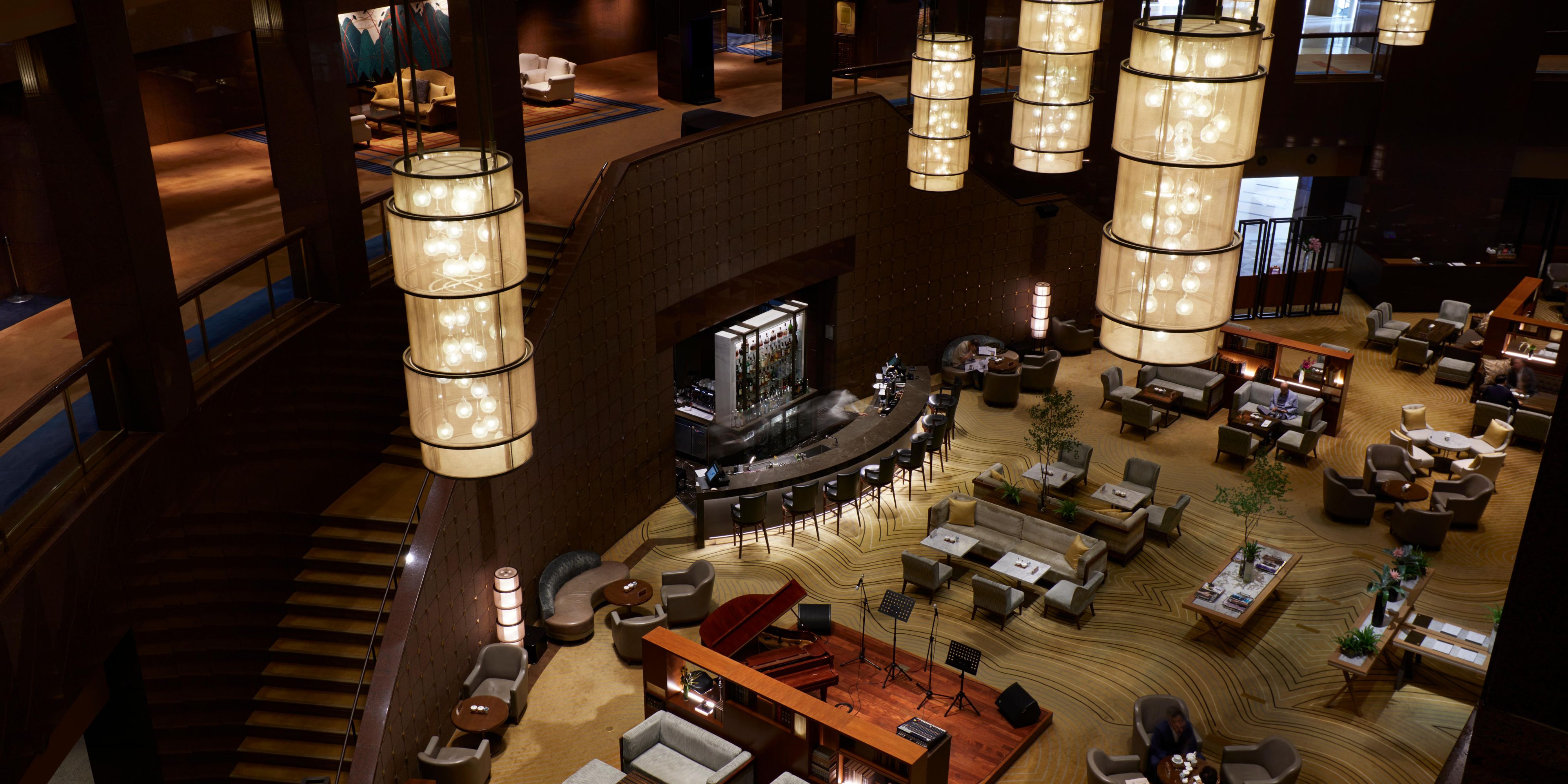 With grand ceilings and sophisticated decorations with oriental charm, the library-inspired Lobby Lounge & Bar presents the perfect setting for tête-à-têtes with loved ones or private business discussions. Delight in leisurely afternoon teas and all-day dining presentations, and unwind with bespoke evening cocktails and premium wines.