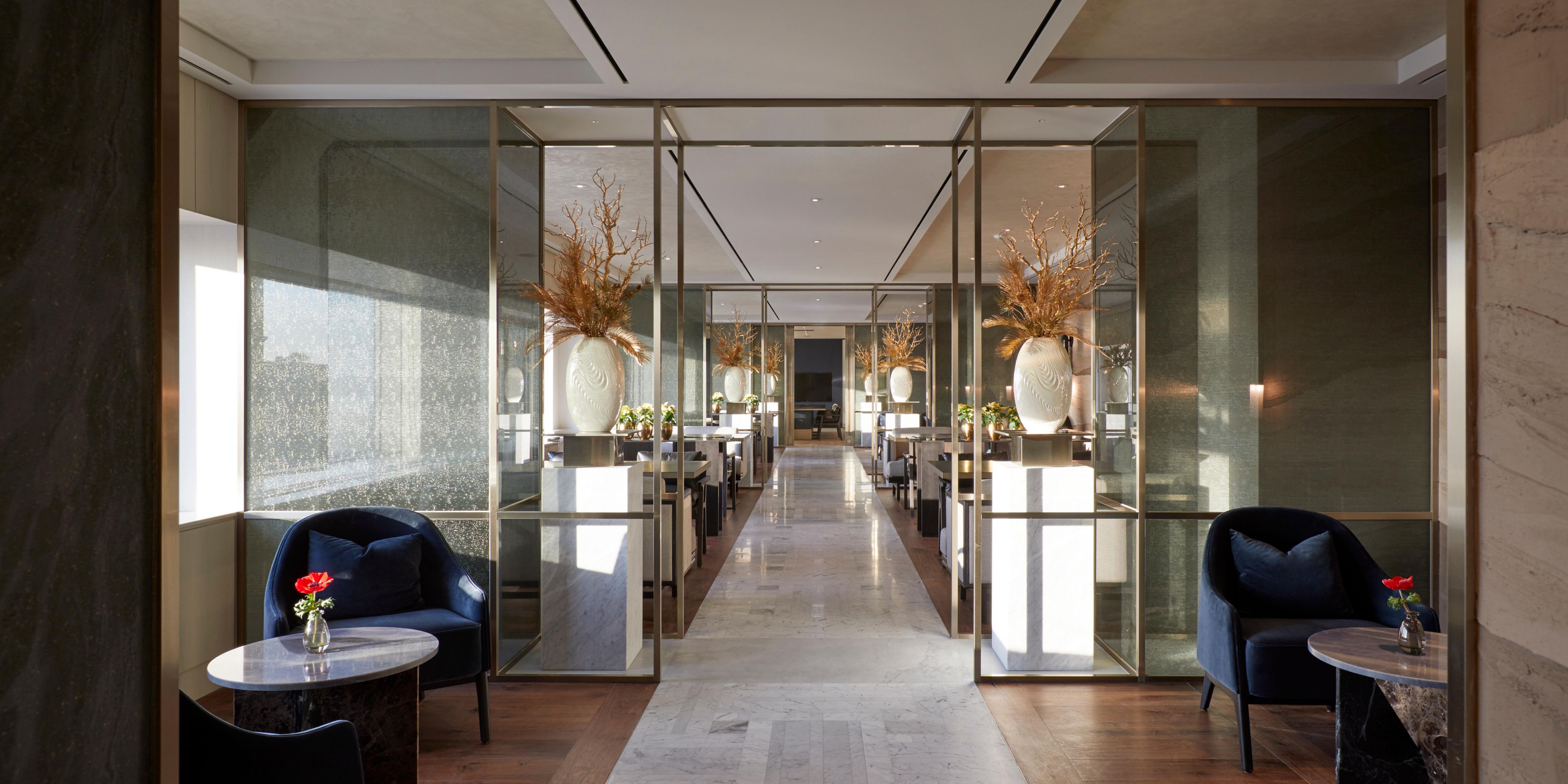 The Club InterContinental, located on the 34th floor, is a leading private lounge pursuing a sophisticated, top-notch service with stunning views of the vibrant cityscape.