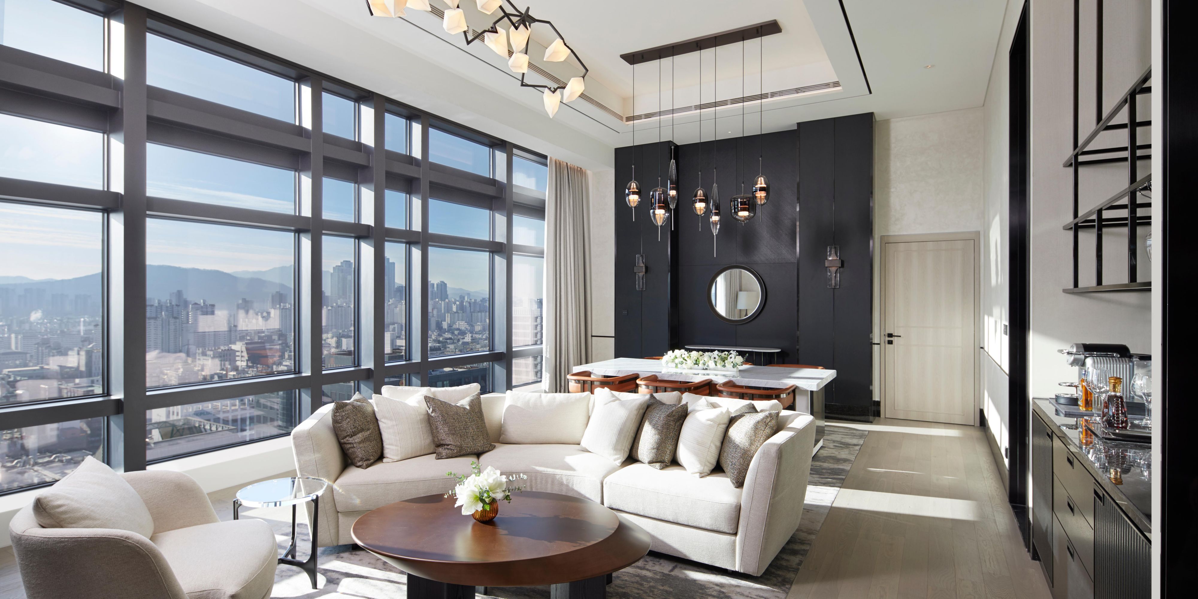 Blending traditional Korean elegance with contemporary refinement, our spacious rooms and suites boast an average size of 430 sq ft and combine luxury with stunning Seoul views. Soothing color palettes, bespoke furnishings, and lavish bathrooms with premium amenities provide the ultimate comfort for the perfect stay.