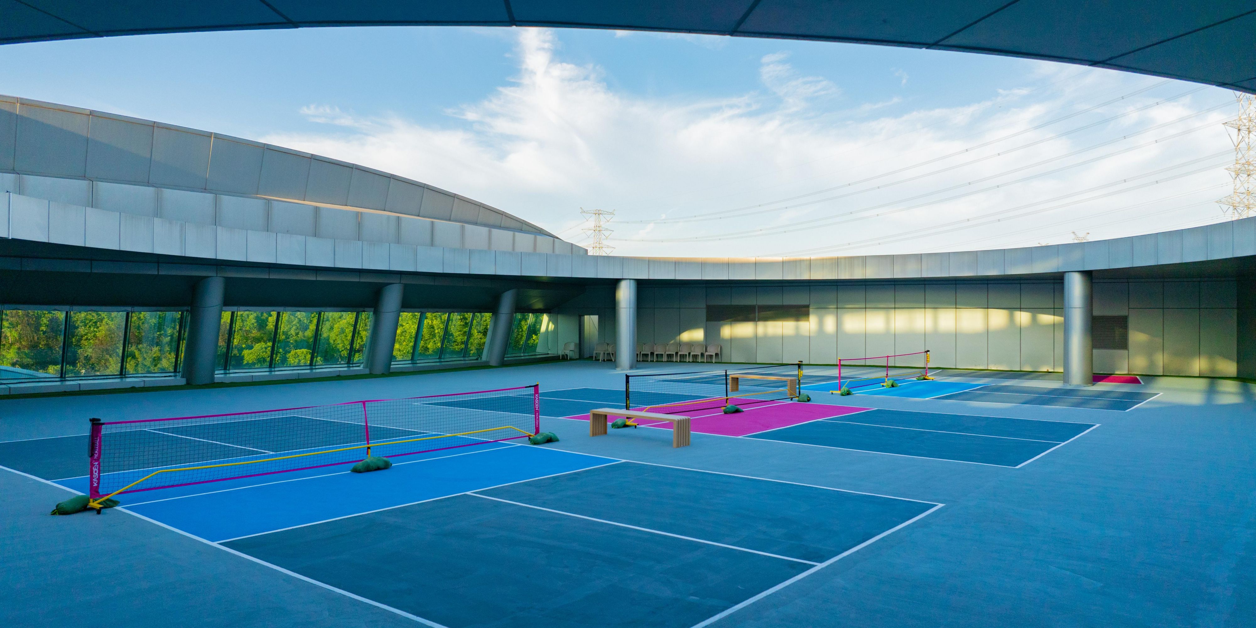 The trendy sport pickleball has arrived at the hotel. This internet-famous sport combines the rhythm of tennis, the agility of badminton and the skills of table tennis, with simple and easy-to-learn gameplay. It is not only a fashionable interactive choice but also a fun way to burn calories. Whether you team up with your family for fun interaction