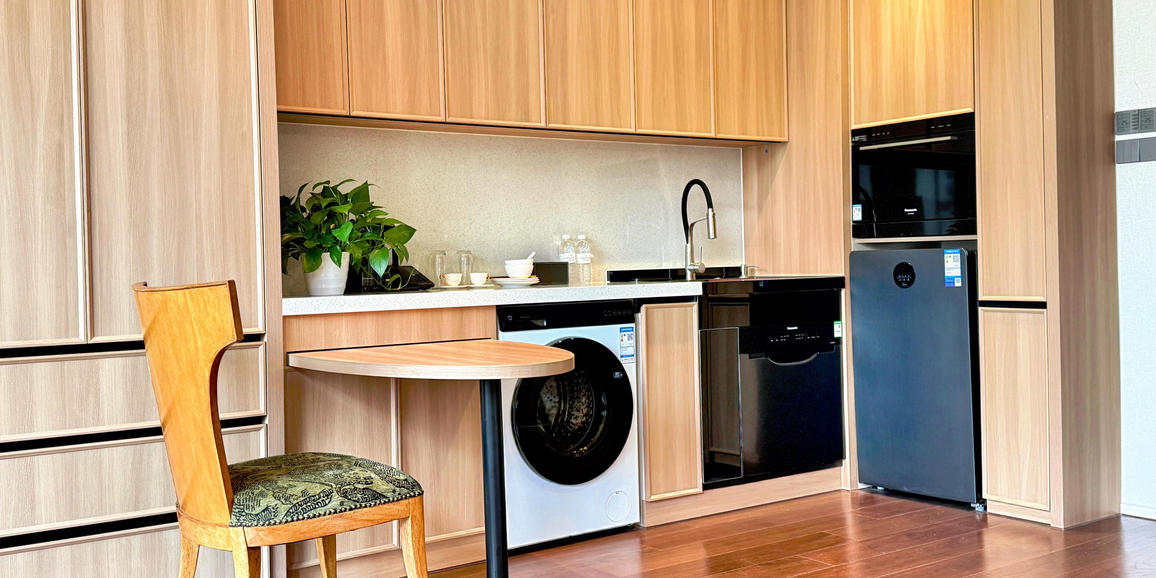 All guest rooms in the apartment are equipped with a dishwasher, oven, refrigerator-freezer, and washing machine for guests' use.