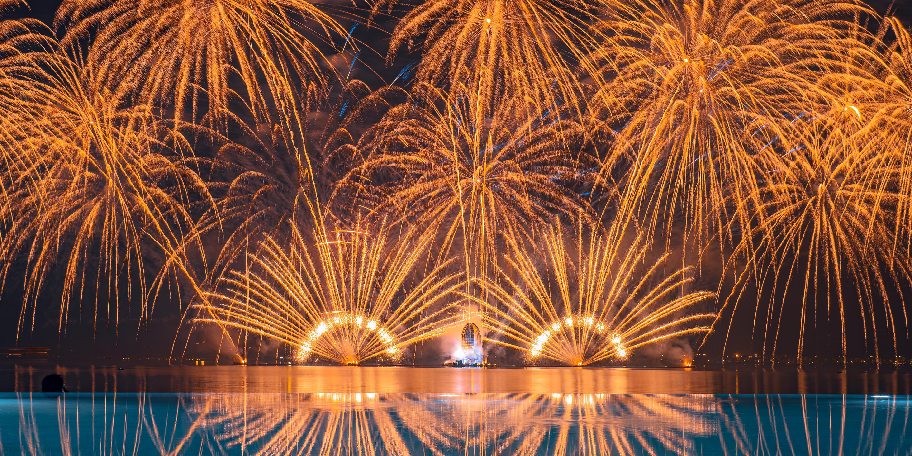 The Light and Fireworks Show transforms Dishui Lake into a vast canvas of light, centered around the "The Water Drop" sculpture. The outdoor swimming pool of the hotel offers a prime view of the show, and guests could also enjoy the fireworks show in the room by booking certain Premium Lake View Balcony Rooms. In case of special weather condition.