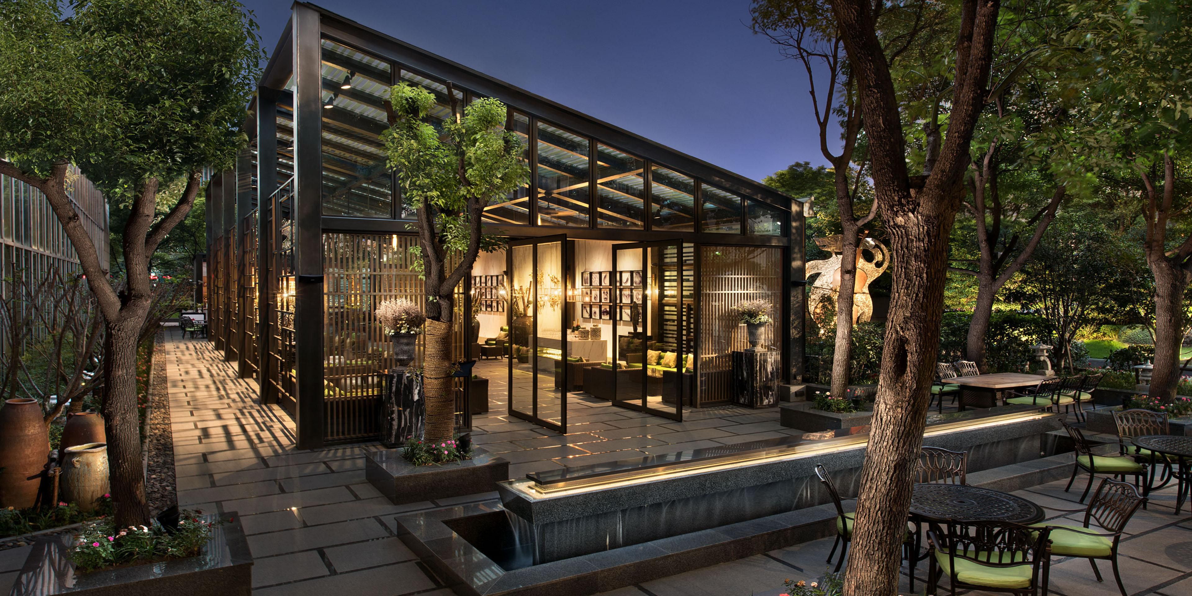 Breeze Garden, the open-air garden lounge of our hotel, blends comfort and elegance seamlessly. With its glass-panelled and semi-open design, it captures soft daylight by day and the city’s glittering skyline by night. The temperature-controlled space feels like an urban oasis. Services include siphon-brewed tea, exquisite afternoon tea and party.