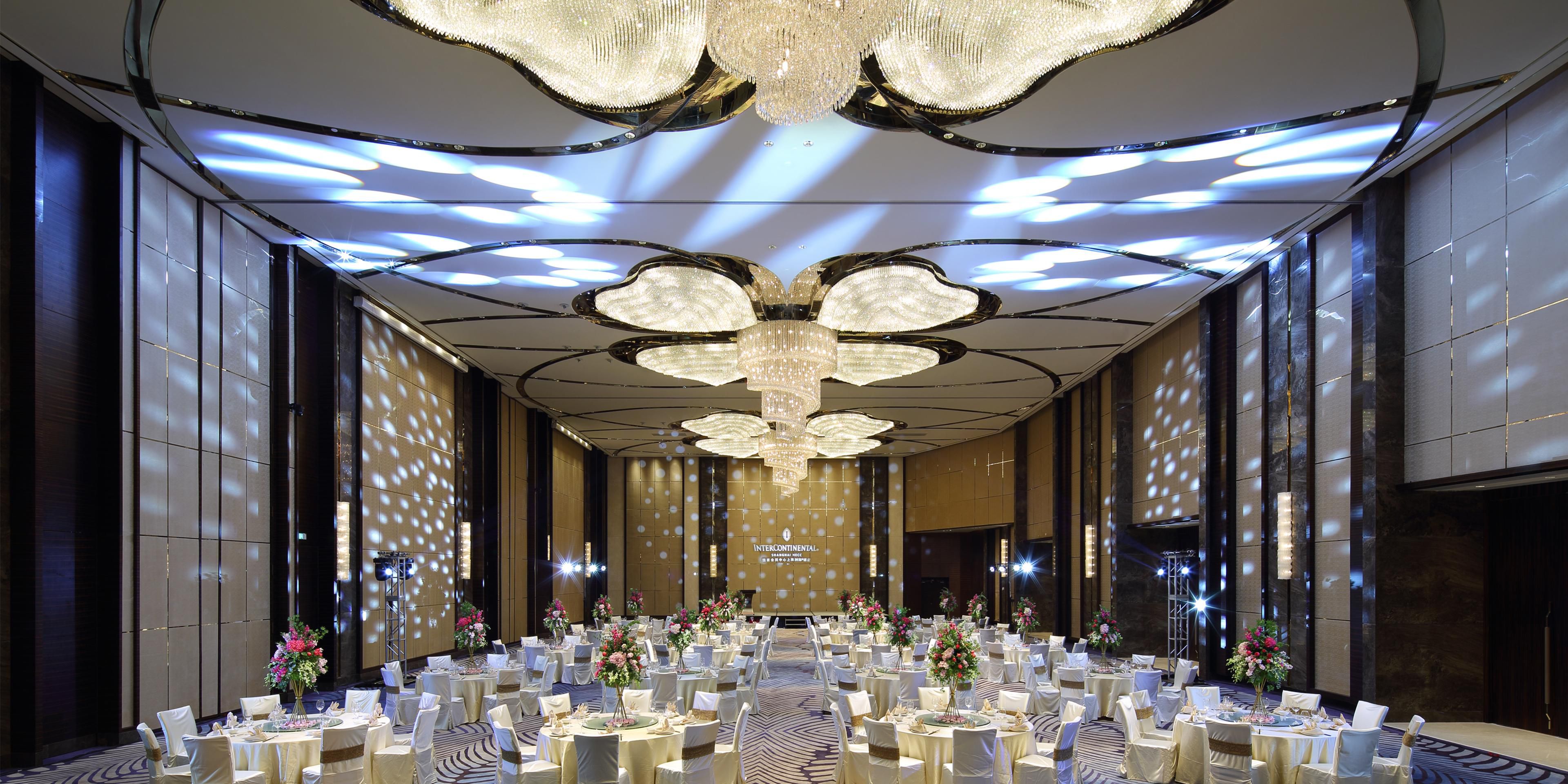 The spectacular Grand Ballroom spans 900 sqm, which can be sub-divided into three parts，its nine-meter-high ceilings feature three dazzling crystal chandeliers, each shaped like an auspicious four-leaf clover. The hotel’s experienced team of wedding planners is on hand to create truly memorable experiences for the happy couple and their guests.