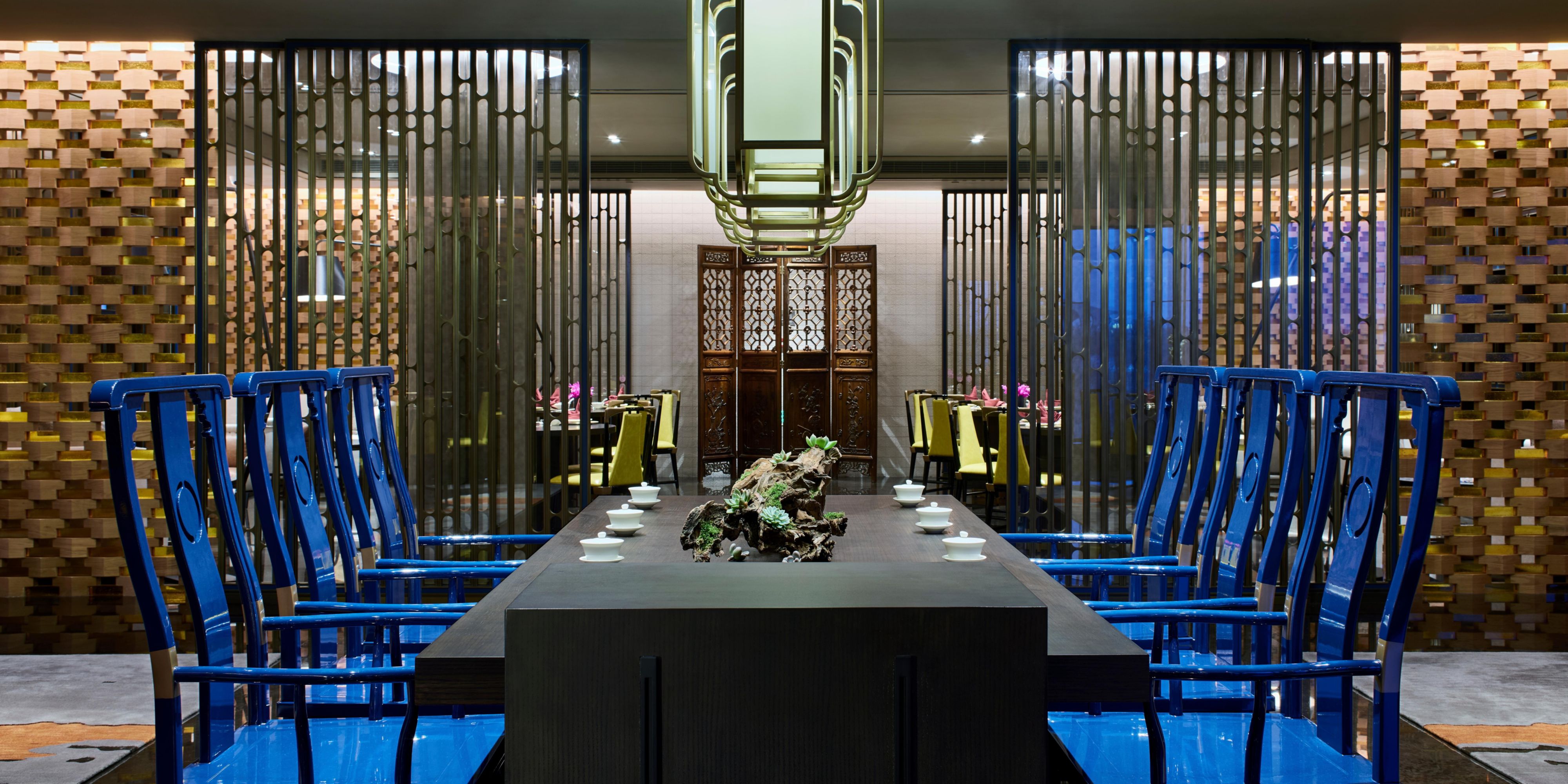 Cai Feng Lou Chinese Restaurant inherits the essence of Chinese culinary culture, interpreting Chinese food charm through elegant private rooms and crafted delicacies. Its offerings have repeatedly won the authoritative recognition of "Restaurant Review Awards - Best Chinese Restaurant" for their outstanding quality. From classic Cantonese treasure