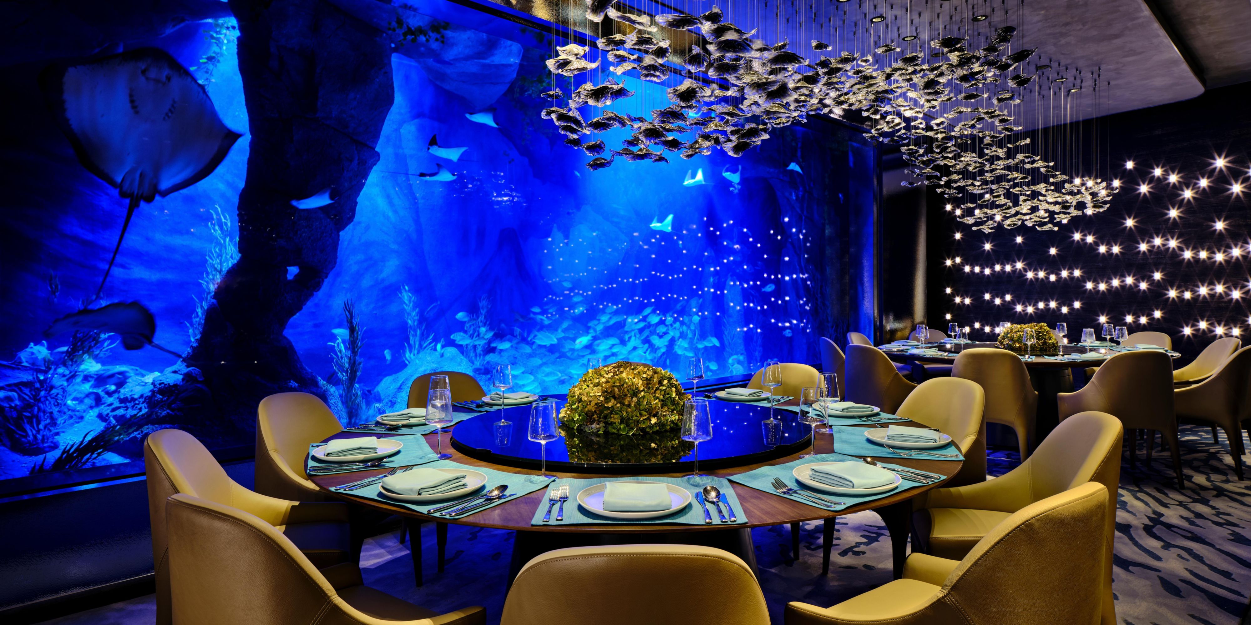 The specialty restaurant, Mr. Fisher is hidden beneath the water surface. Inspired by crystal caves carved by flowing water, its dazzling light and shadow blend seamlessly with the space, creating a romantic and mysterious underwater ambiance. You may immerse yourself in the vivid scene of underwater fish swimming.