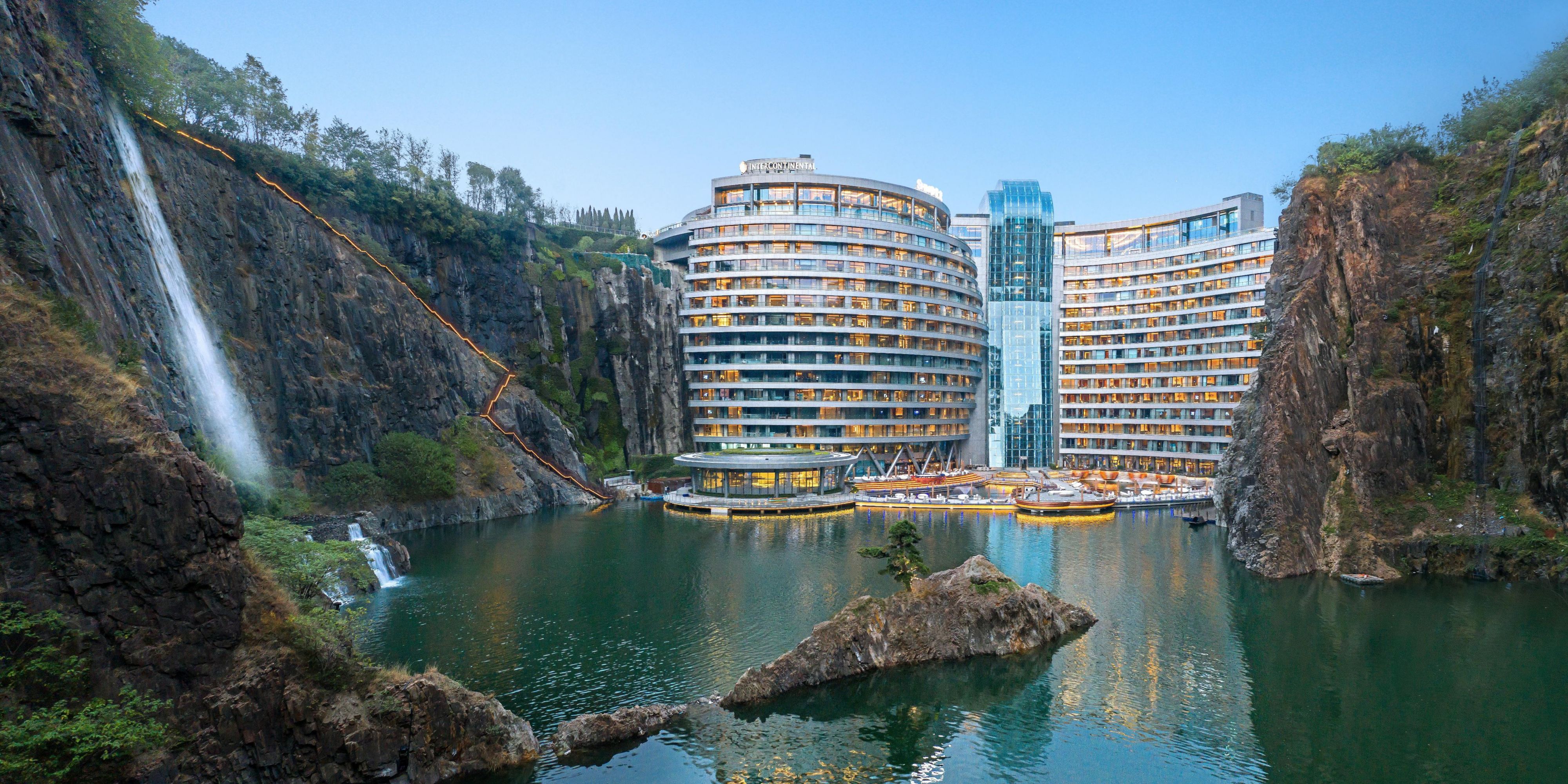 Nestled in the Sheshan Tourism Resort of Songjiang, Shanghai, the hotel is built on the cliff face of an abandoned quarry 88 meters below sea level. It is the world’s first luxury hotel constructed inside a quarry. Honored as one of the "Top 10 Architectural Wonders of the World" by National Geographic’s Megastructures.