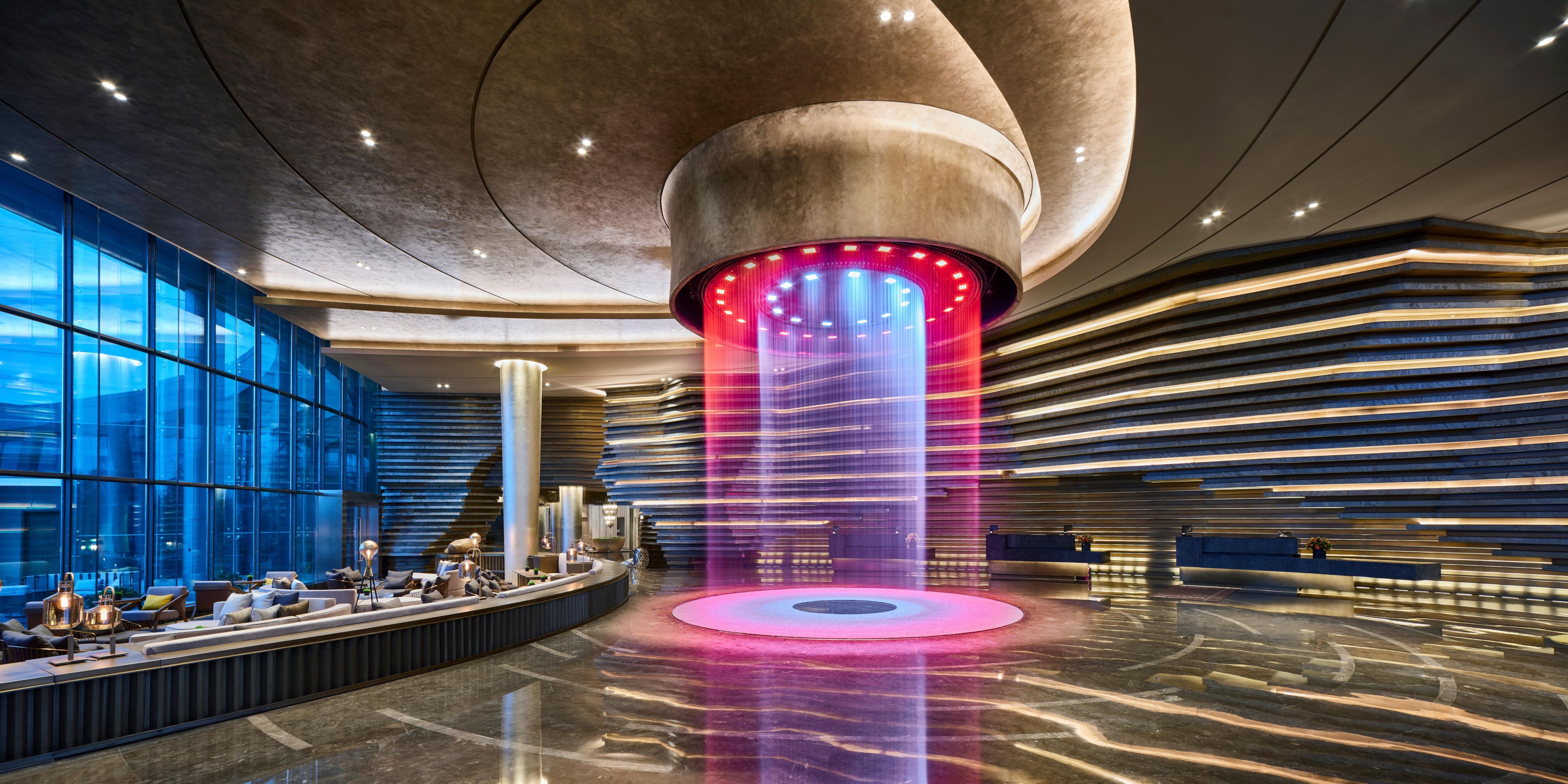 The lobby takes "Subterranean Adventure" as its theme, with bronze-colored wall facades reproducing the natural appearance of quarry rock layers, winding and undulating. Black decorative materials echo the natural cliff walls, emitting golden light that makes guests feel as if they are in the center of the rock formation. The dynamic Water Show in