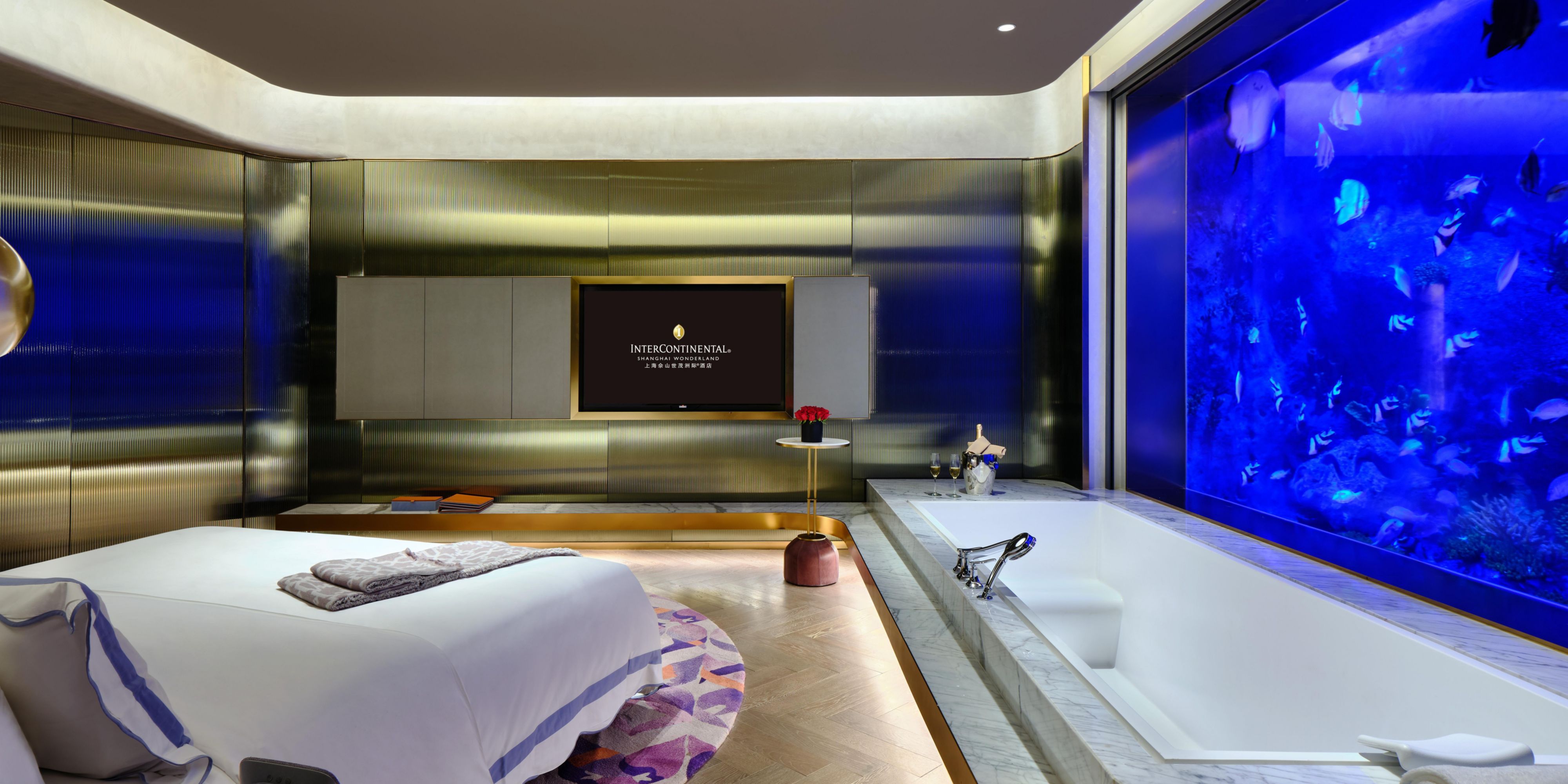Suíte InterContinental com cama king-size e vista subaquática