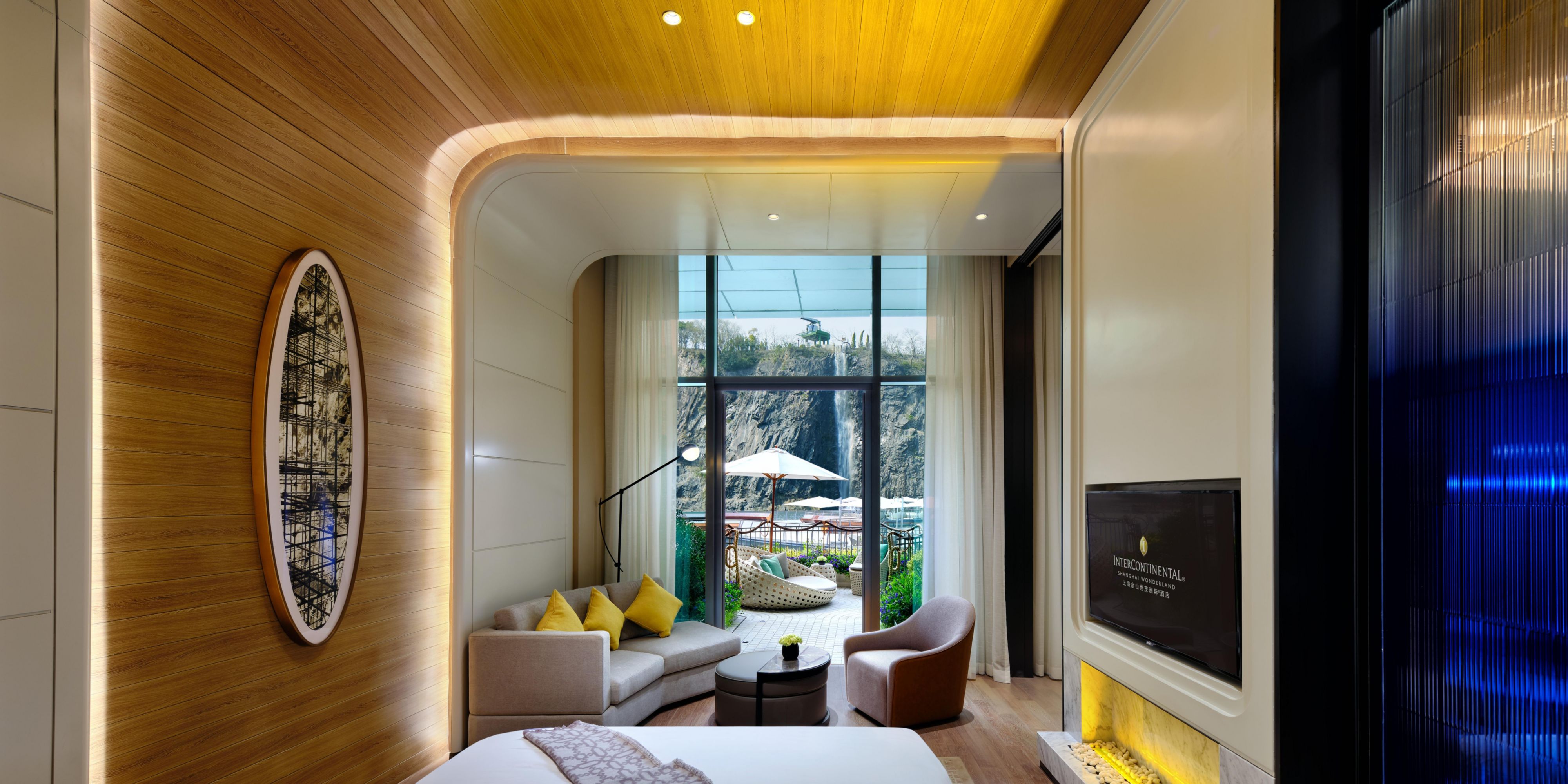 The underwater suites are duplex suites located on the 14th and 15th floors below ground level, suitable for family stays. The upper floor features children’s rooms and adult rooms, with windows offering panoramic views of the lake and cliff walls. The curved interior design contrasts sharply with the outdoor natural landscape, bringing a unique sp