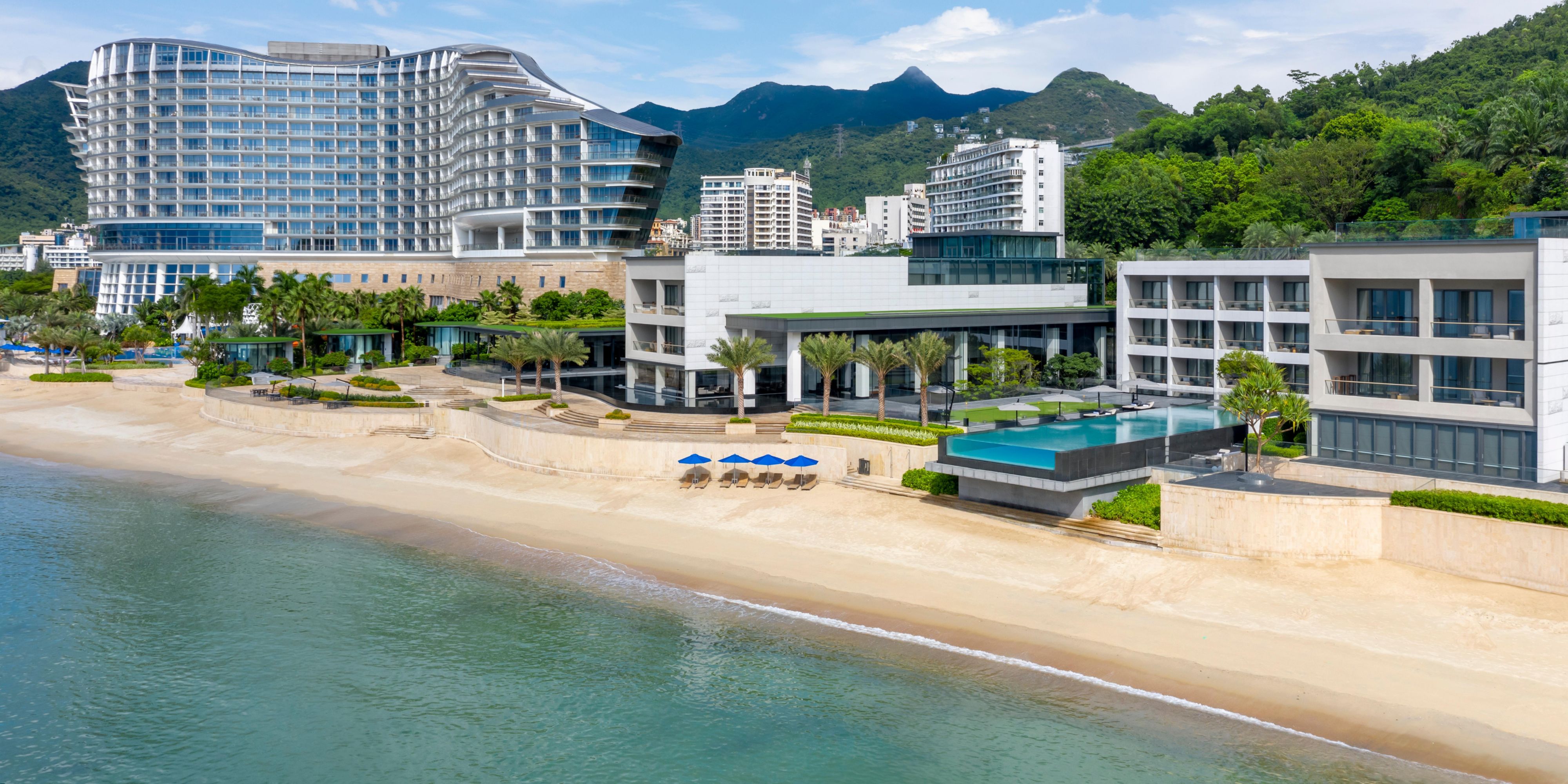 Set in its own private wing, Club InterContinental is the resort’s premier accommodation that truly redefines luxury resorts in Shenzhen. An exclusive array of Club privileges for the Club guests include butler service, afternoon tea, happy hour, and more.