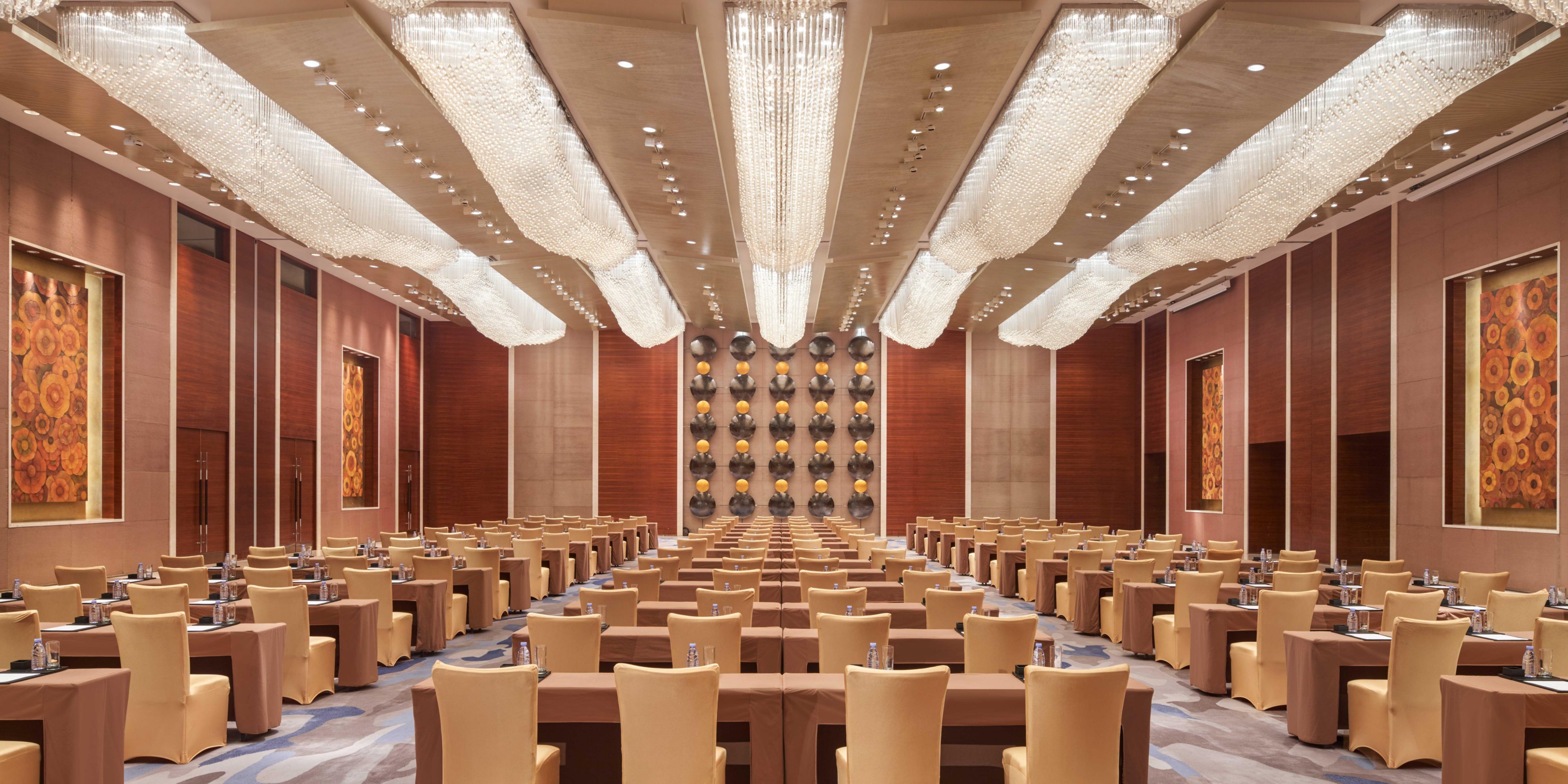 A pillar-free ballroom covers 1,020 sqm with for banquets of over 1,000 guests, plus a 1,500 sqm ballroom foyer. Beside the ballroom, there are 10 function rooms tailored for exclusive business meetings and social gatherings.