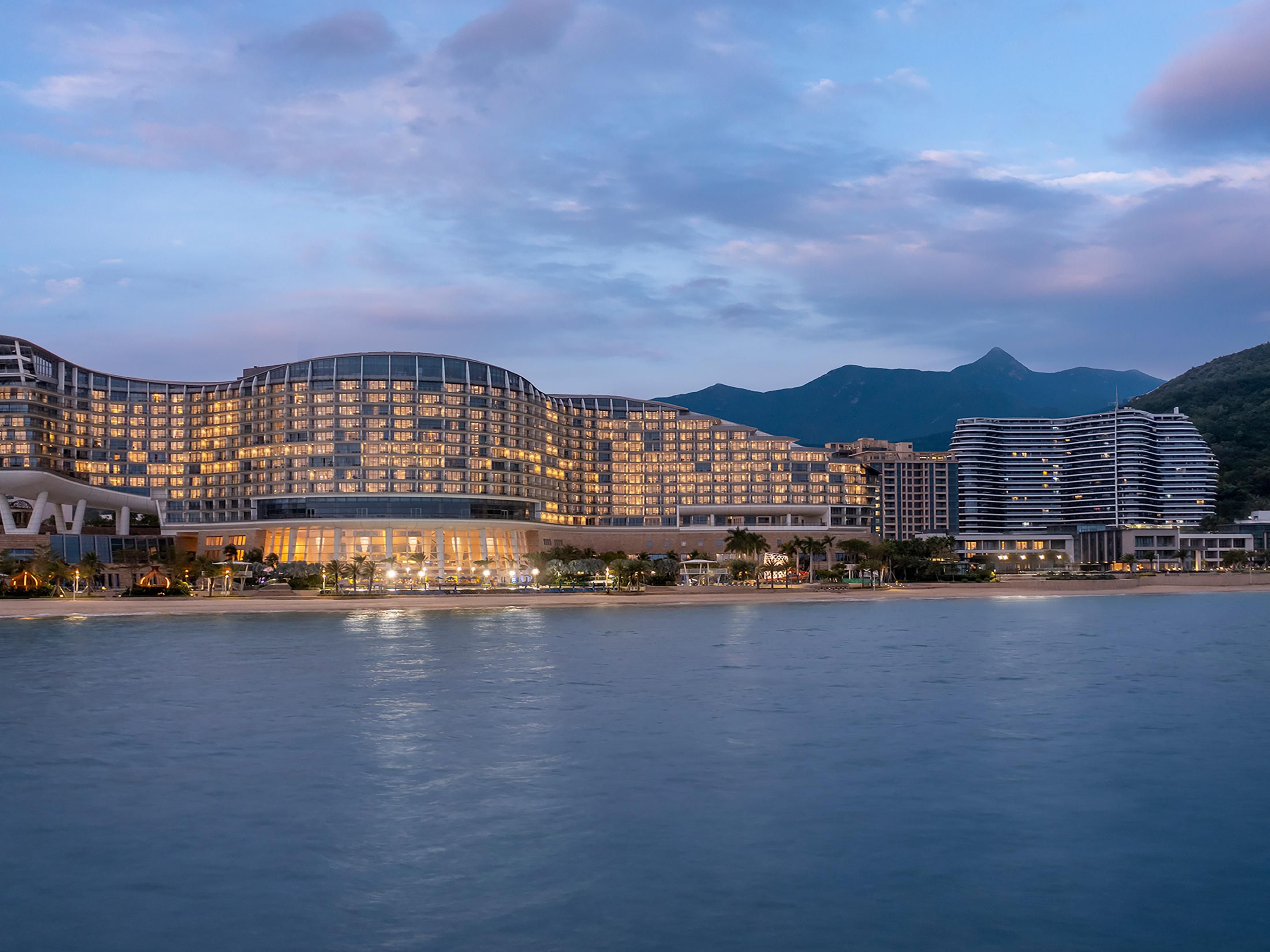 Shenzhen, nơi giao thoa giữa văn hóa Trung Quốc và nền kinh tế phát triển, được biết đến với nhiều khách sạn tuyệt vời phục vụ du khách. Hãy xem hình ảnh đầy ấn tượng của các khách sạn này và lên kế hoạch cho chuyến đi của bạn ngay hôm nay! 