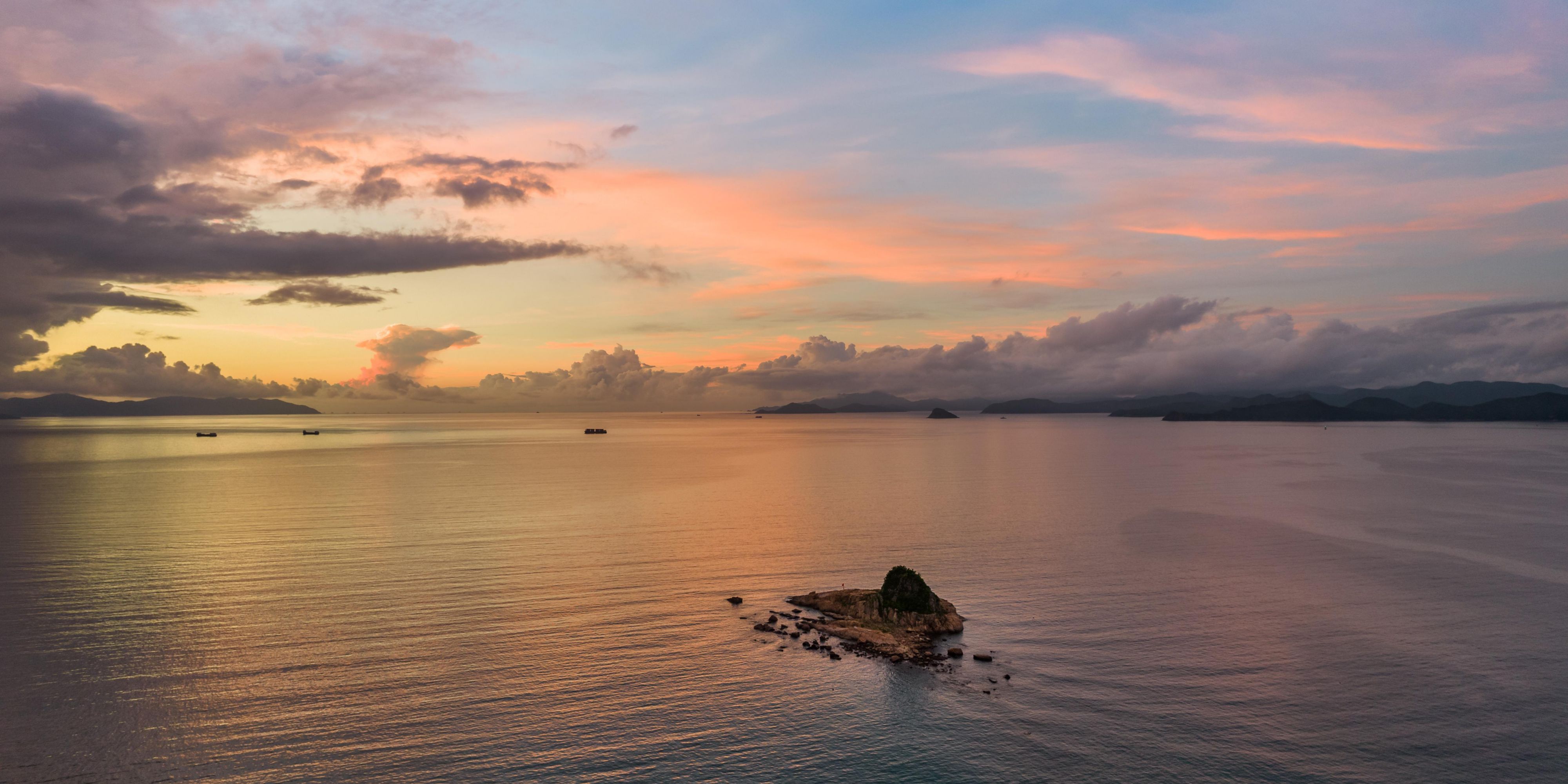 Adjacent to the resort, the Yacht Club is the perfect place to sightsee, surf, or enjoy a private party. With the dock close to you, you can enjoy the convenience of going to the sea.