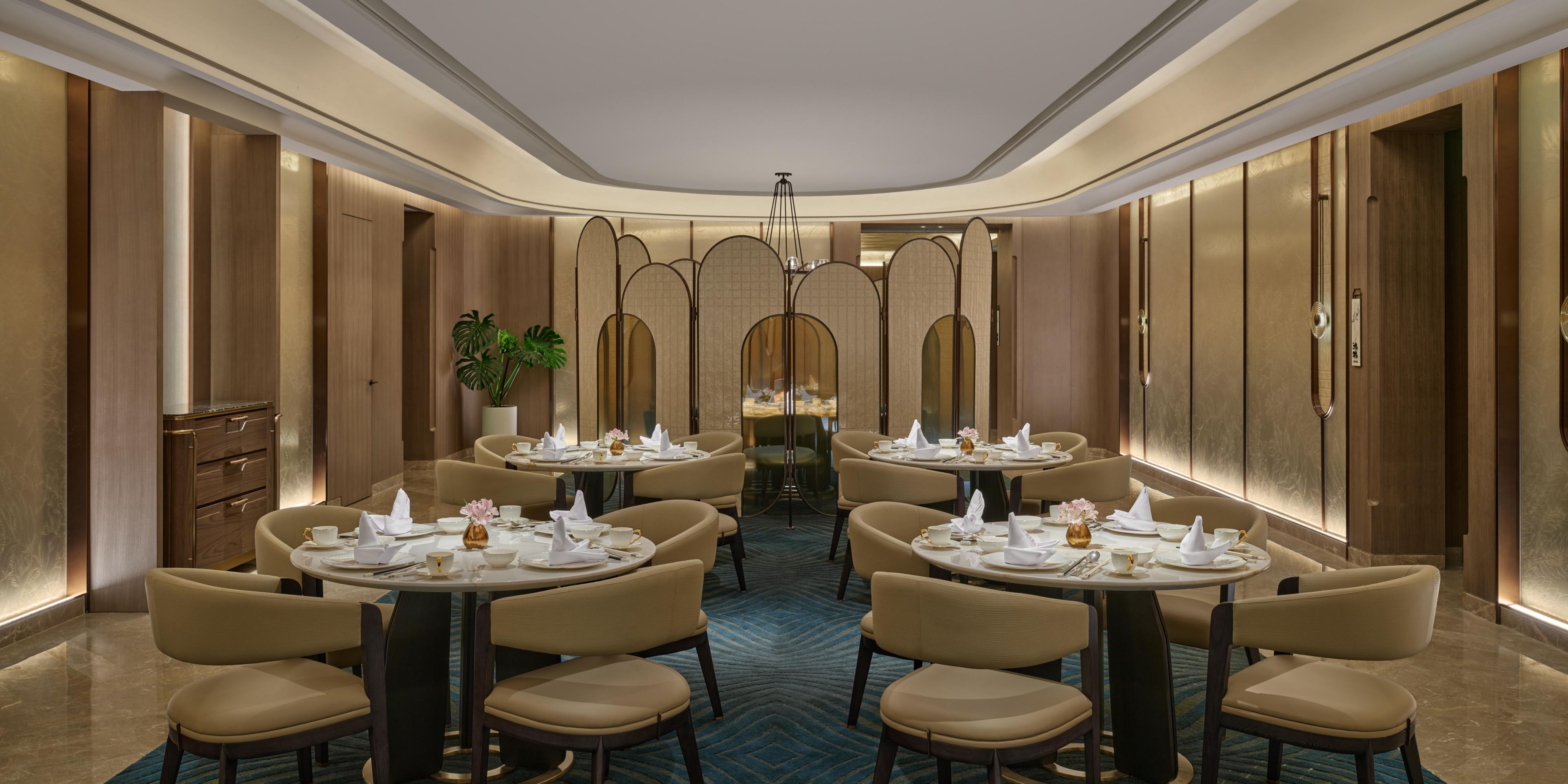 Cai Feng Lou Chinese Restaurant is a superior Chinese restaurant brand under the InterContinental Hotels Group. What's served is low-key and luxurious Cantonese cuisine that welcomes diners to enjoy culinary delicacies that blend tradition with the contemporary dining experience.