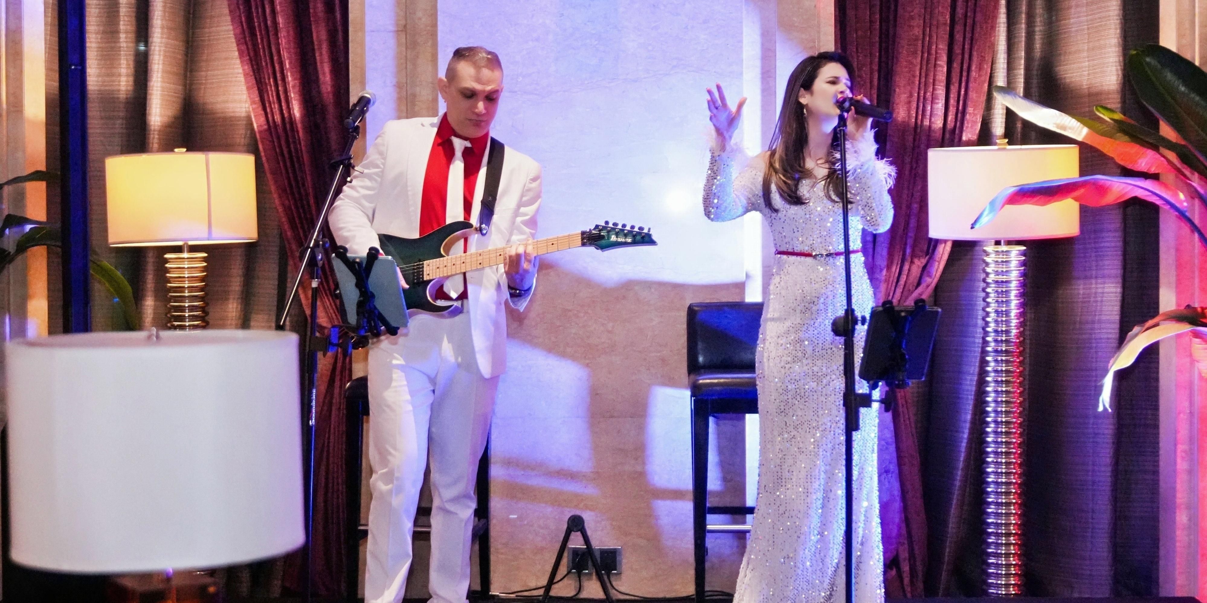 汇聚坊大堂吧以精心策划的法兰西风情盛宴，勾勒奢华优雅的惬意秘境。日间，大堂流淌着指尖倾泻的钢琴雅韵，咖啡的醇厚、清茶的沁润与香槟的璀璨交织，静享法式悠然午后的舒心时光。 夜幕降临，外籍乐队空降点燃巴黎激情，DJ 律动与乐韵舞姿碰撞，奏响专属于非凡时刻的夜间光影乐章，奢享灵感迸发的法式浪漫之夜。每周二至周五，12:30-15:00 的巴黎午餐与 19:00-24:00 的巴黎之夜无缝衔接。 在这里，多元风情与行家智慧交融，每一刻都堪称精心雕琢的法式雅境，邀您即刻奔赴这场法兰西之约，邂逅舌尖与耳畔的双重奢享。