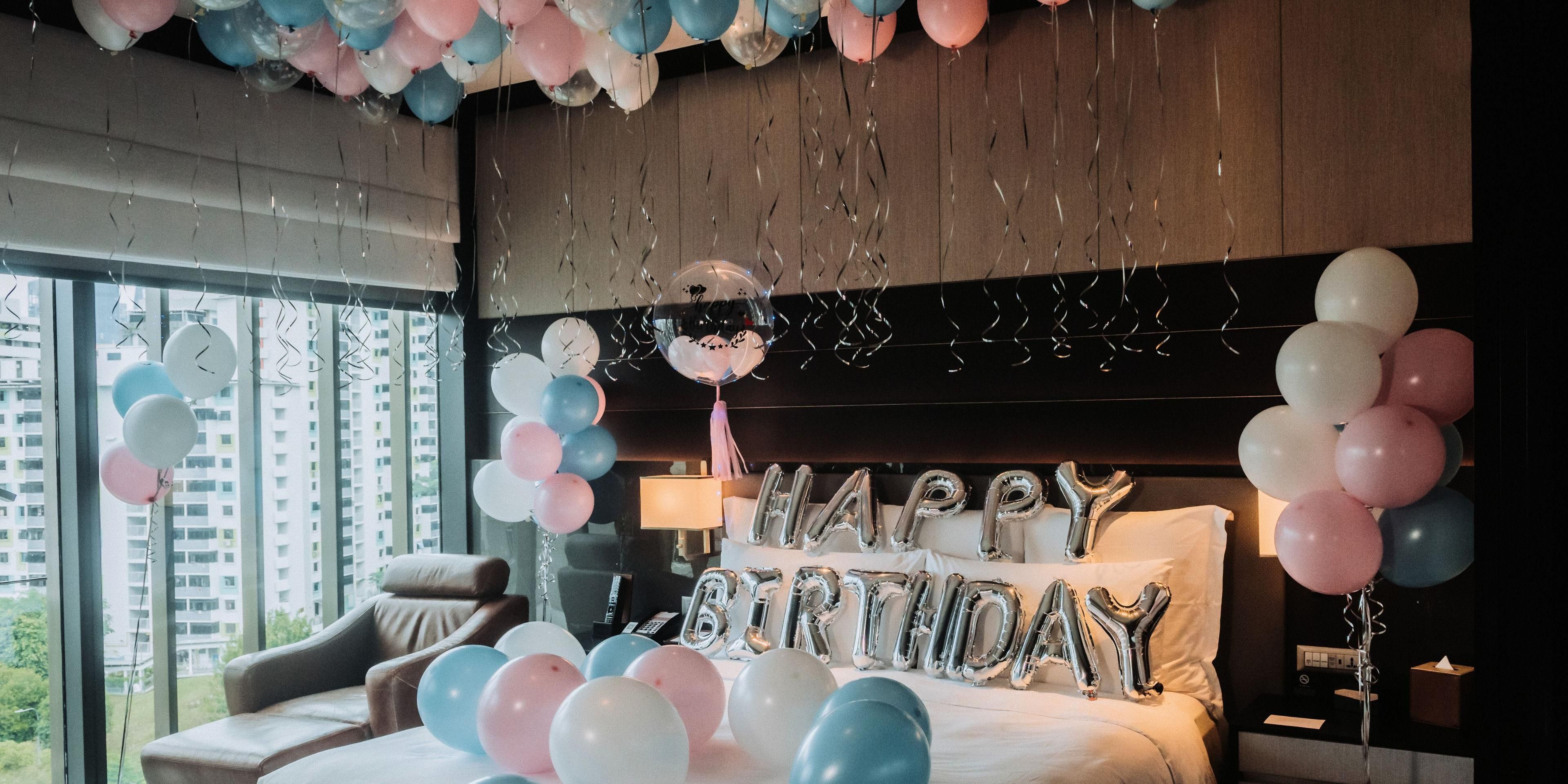 Book our suite rooms and create unforgettable memories with customised decorations and celebratory amenities.

Enjoy sweet delights and a bottle of champagne to toast the occasion, along with club lounge access for two.

Be it an intimate proposal or a birthday celebration, we’ve got you covered.

Email reservations.sinic@ihg.com to enquire now.