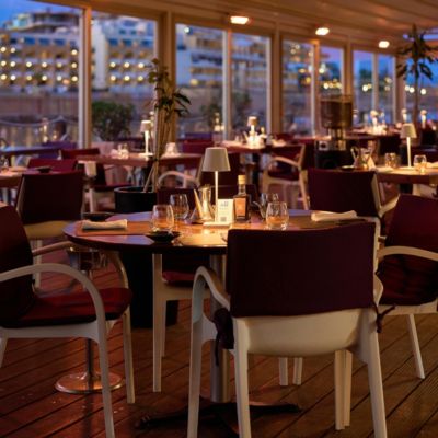Restaurante Paranga a la orilla del agua