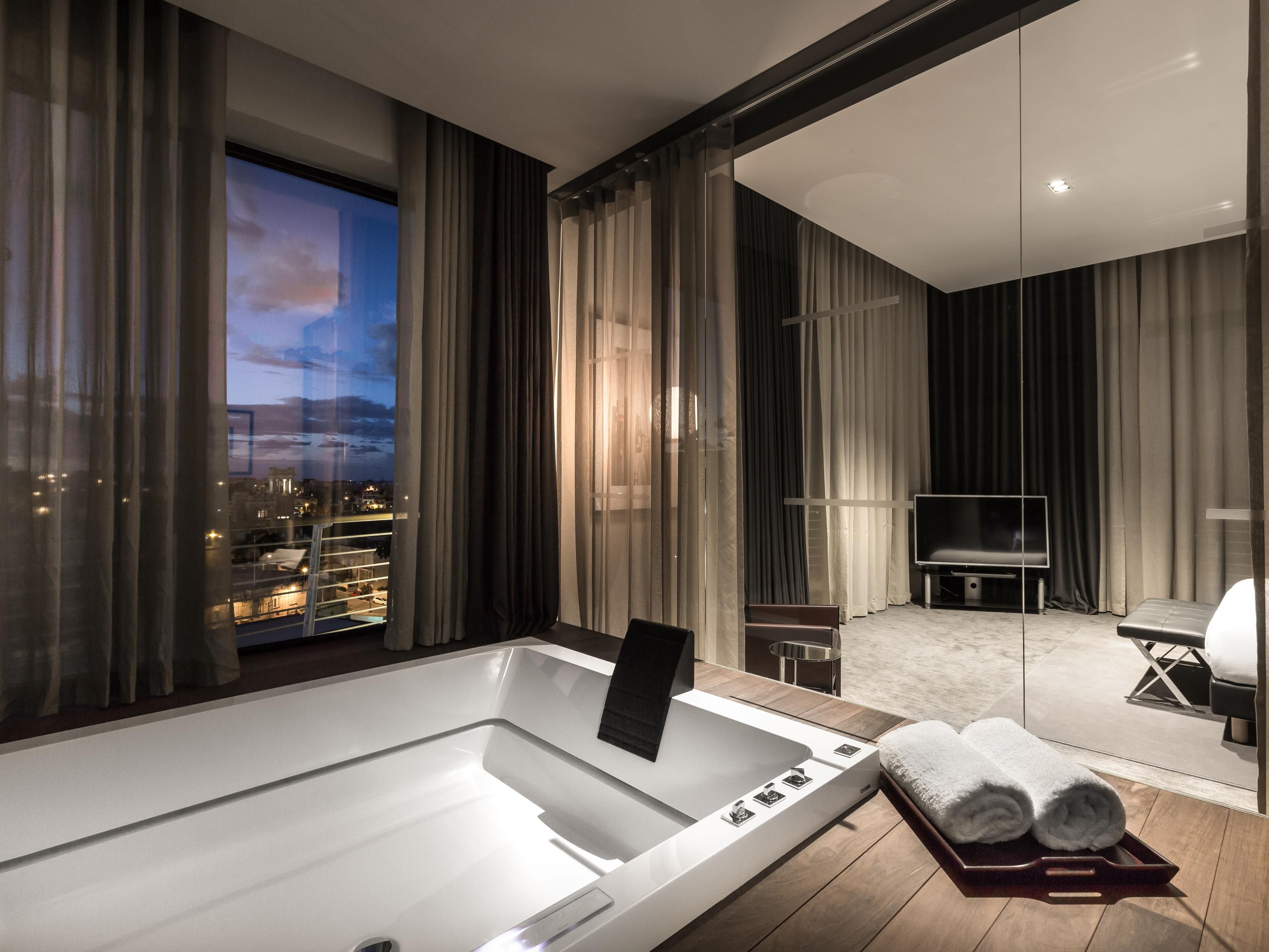 Feel the Luxurious Charm of the Presidential Suite Bathroom