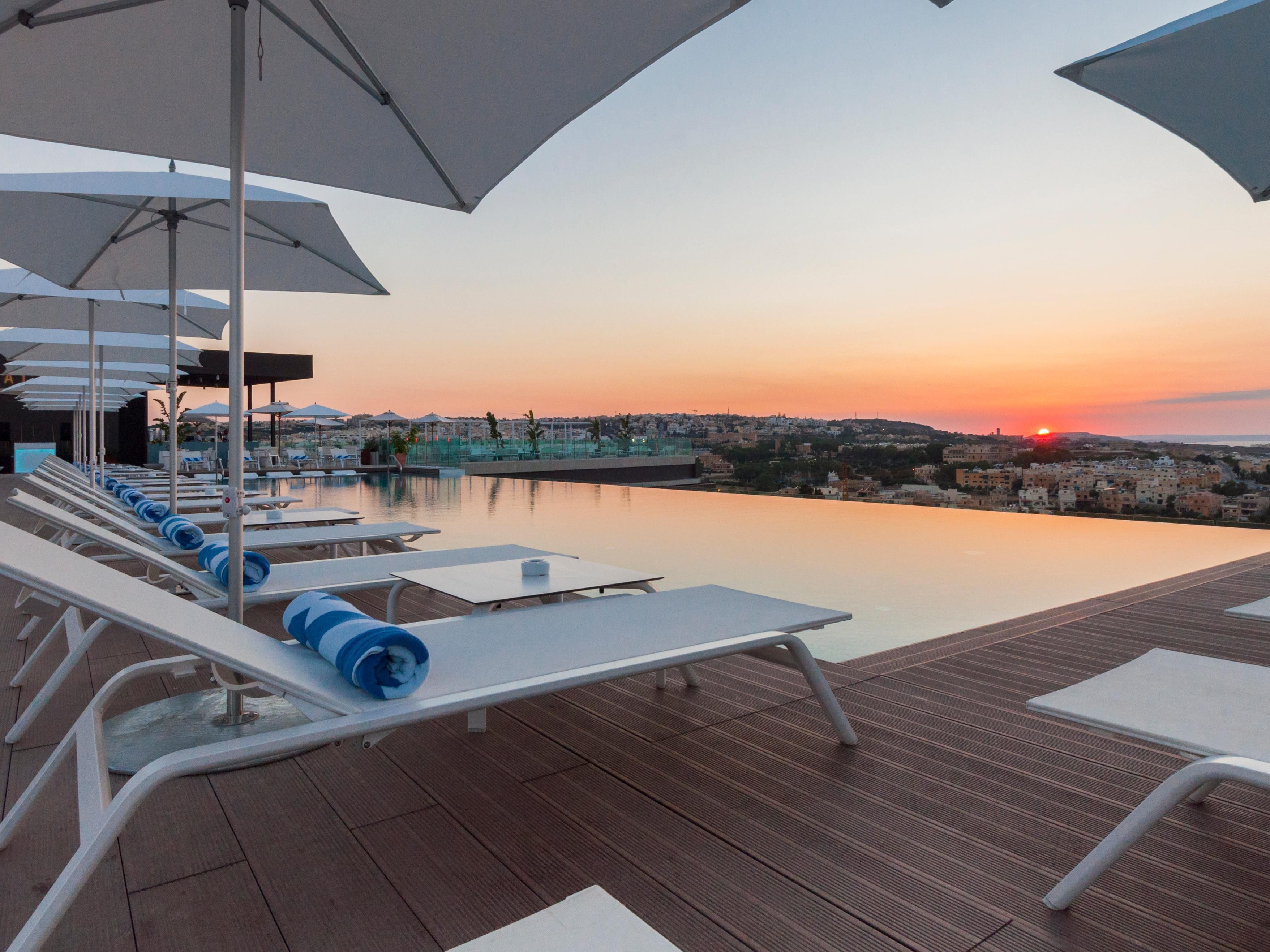 Stunning and Exclusive Rooftop Pool and Bar, SKYBEACH on Level 19