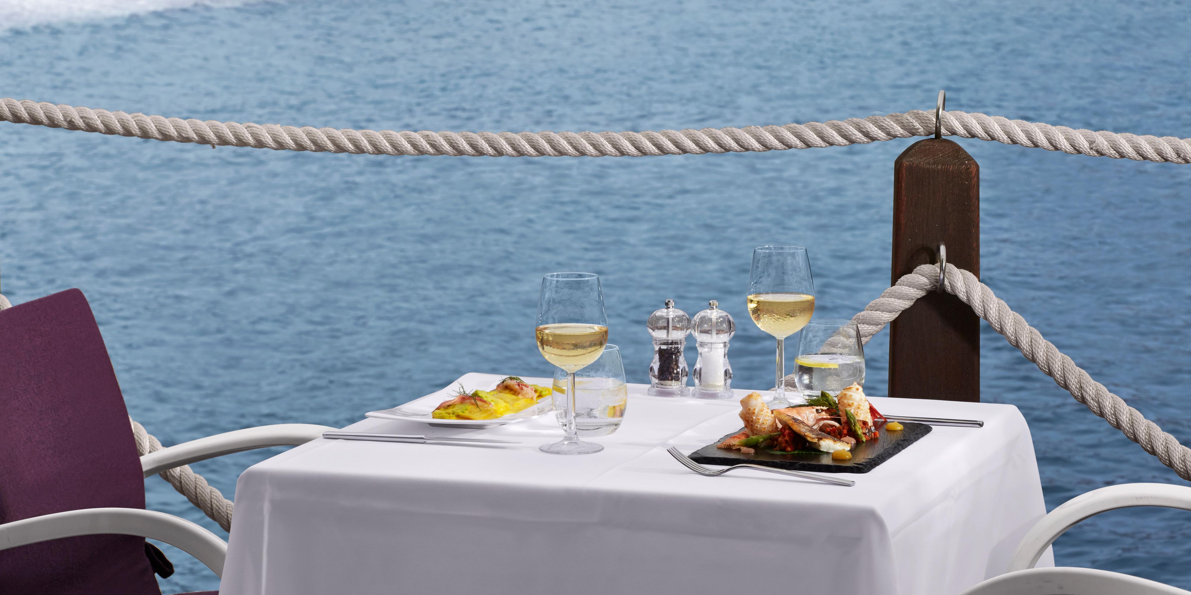 Get mesmerized by the fine dining experience at the water's edge at the award-winning Paranga restaurant. 