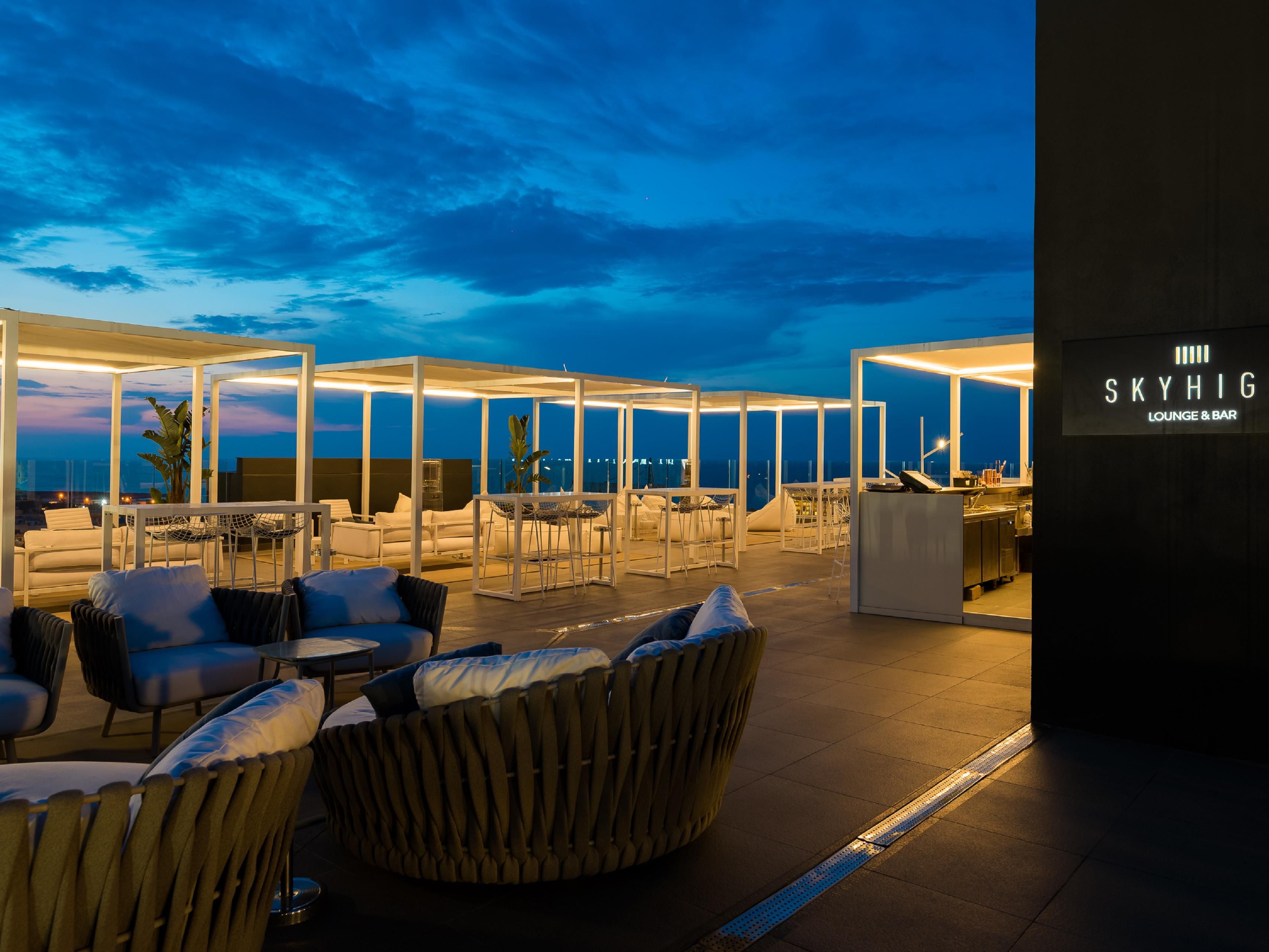 Premium Lounge Bar, SKYHIGH on Level 19