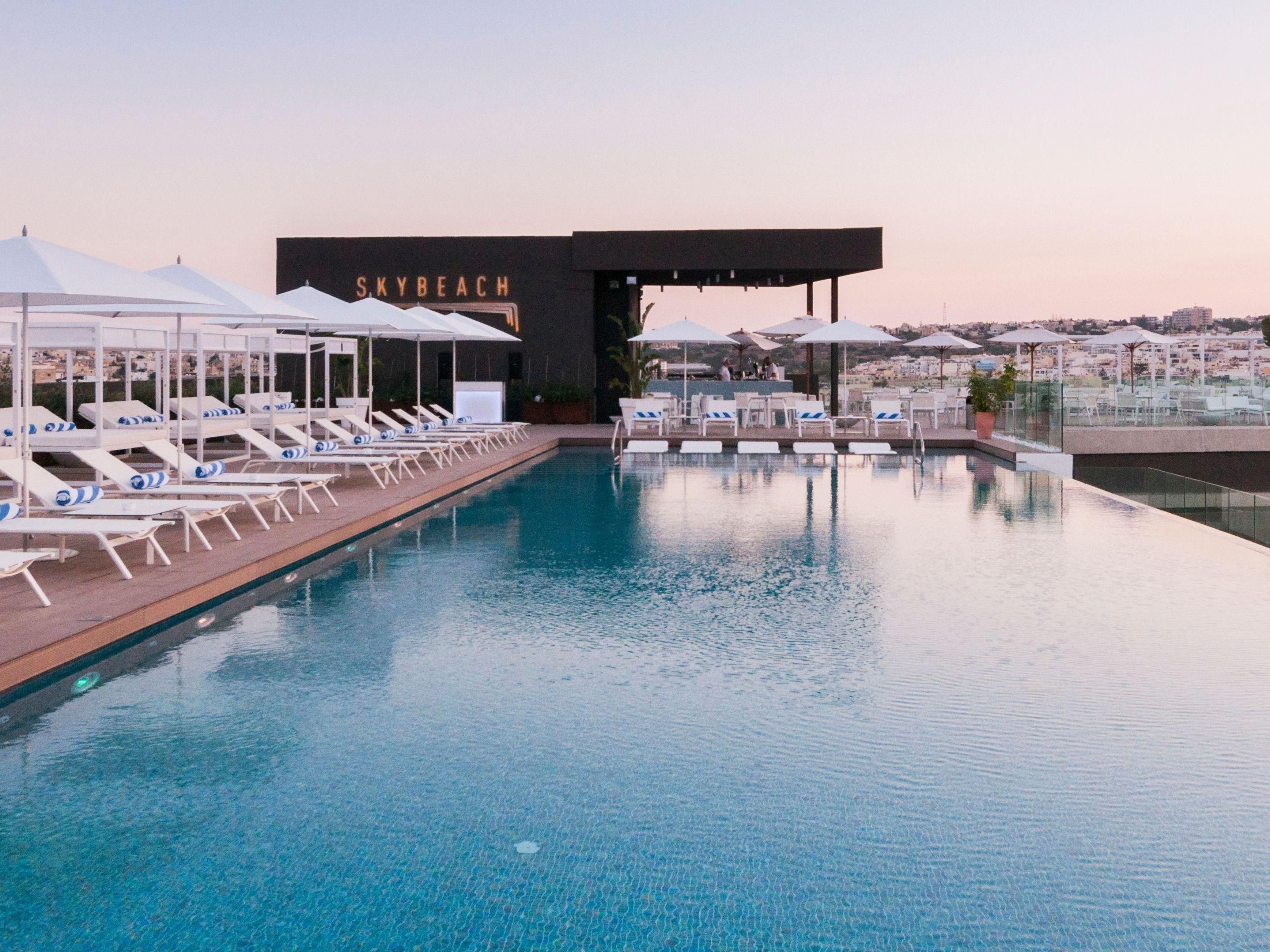 Stunning and Exclusive Rooftop Pool and Bar, SKYBEACH on Level 19