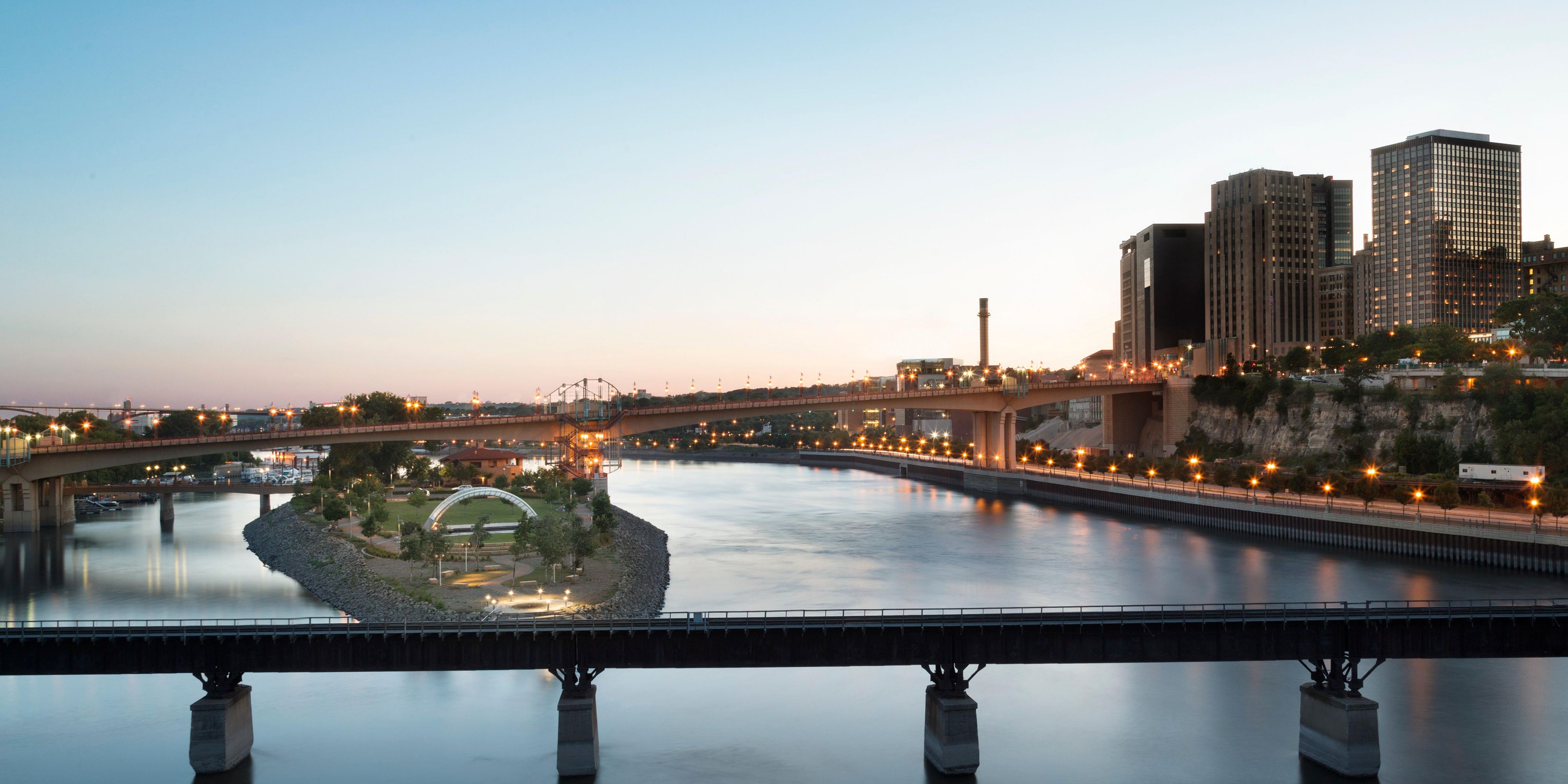 Our hotel's riverfront location in downtown St. Paul offers breathtaking views of the Mississippi River and effortless access to the Twin Cities. Discover Saint Paul's famous attractions such as the Science Museum of Minnesota, History Center, Children’s Museum, CHS Field, Allianz Field, and the Xcel Energy Center.