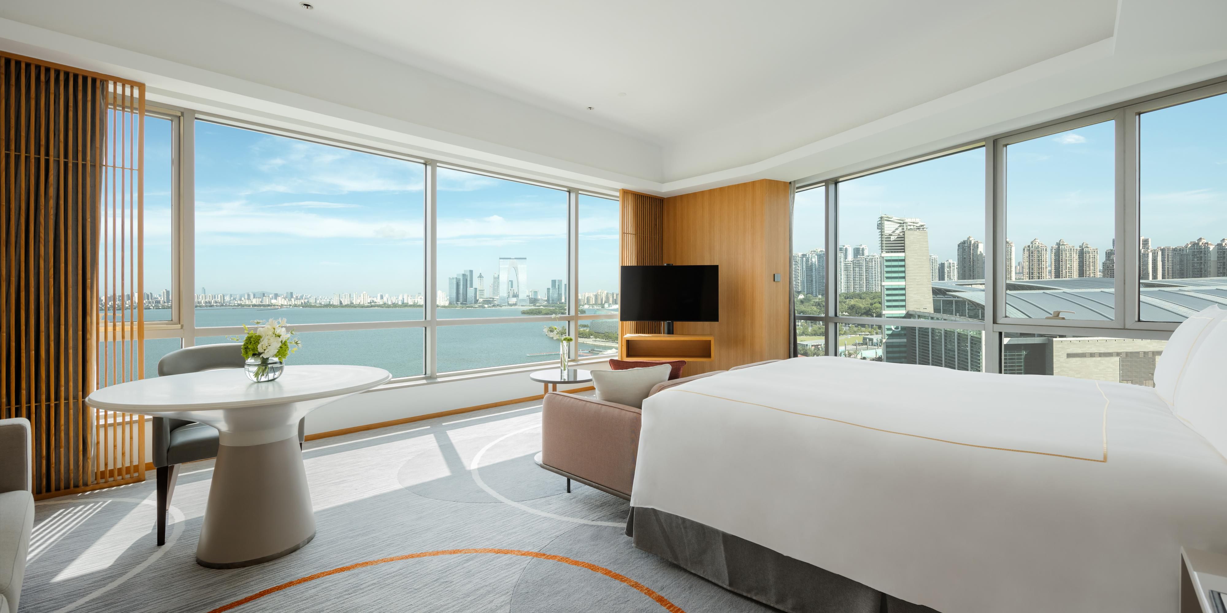 Relax in a 71 Sqm room with stunning 270-degree views of Jinji Lake. Spacious bathroom with double wash basins, a round bathtub, separate rain shower and walk-in dressing room. Large windows command panoramic views of Jinji Lake and the city skyline. Enjoy the privilege of Club InterContinental service.