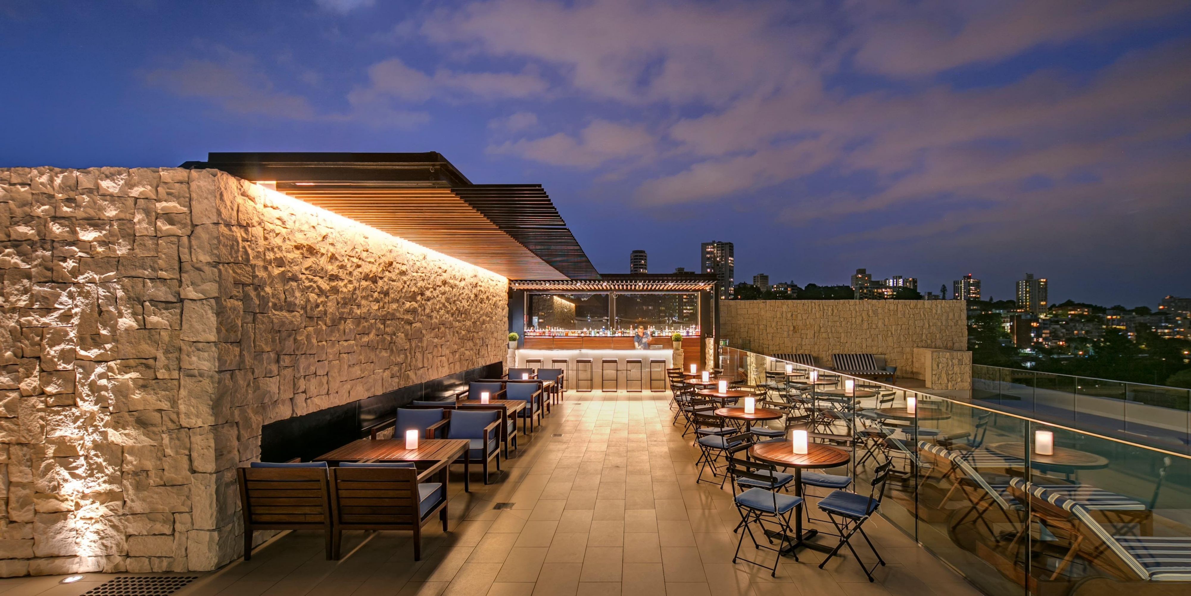 ارتقِ فوق المألوف في البار الموجود على السطح - حيث تلتقي الإطلالات البانورامية على الميناء بالكوكتيلات المصنوعة يدويًا ، وقائمة النبيذ المنسقة بعناية ، وساعات التخفيضات النابضة بالحياة. ملاذ أنيق في الهواء الطلق مخصص لغروب الشمس المحمص والأمسيات التي لا تُنسى في دبل باي.