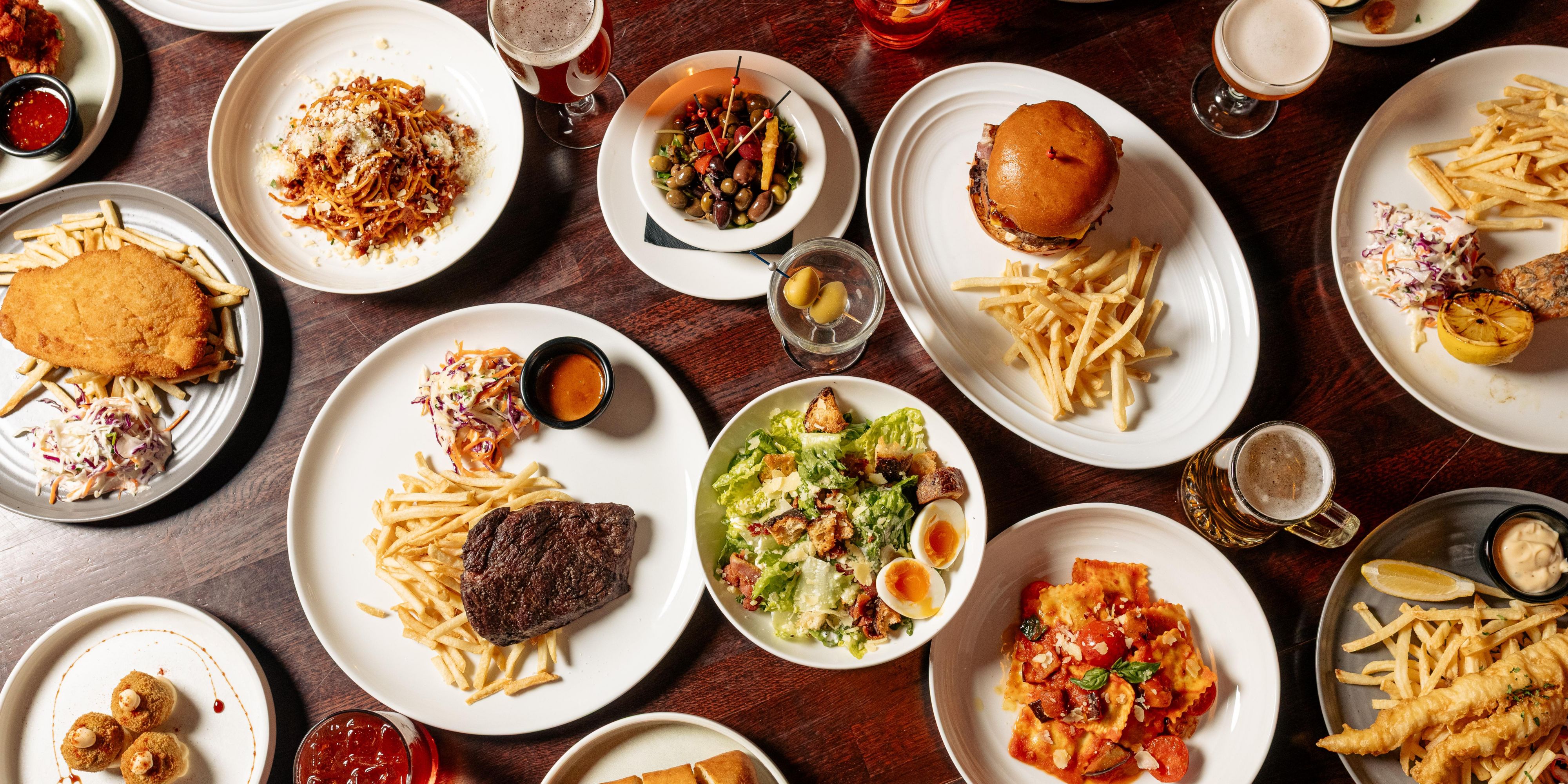 Bienvenido a Bayside Bistro & Bar en InterContinental Sydney Double Bay, su nuevo lugar para cenar, beber y relajarse. Disfrute de clásicos favoritos, platos abundantes, platos para compartir y especialidades del día combinados con vinos seleccionados y cócteles atemporales, todo servido en un ambiente relajado y elegante.