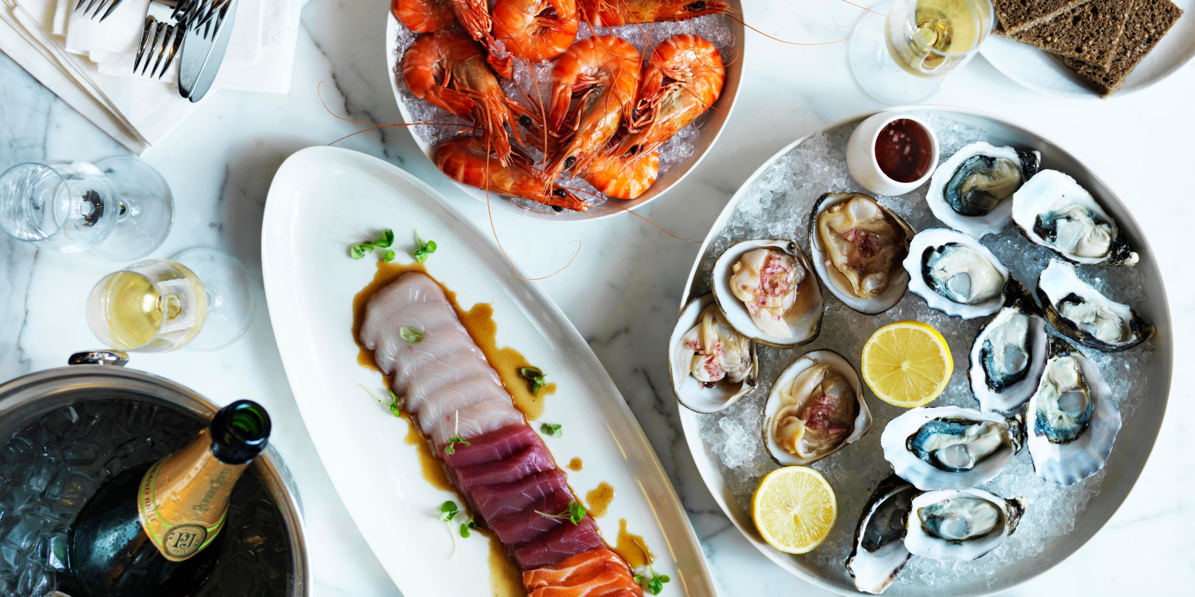 Celebre la Navidad con un espectacular buffet festivo que ofrece mariscos frescos, platos favoritos de temporada, asados tradicionales y una deliciosa selección de postres. Disfrute de tres horas de bebidas mientras la música en vivo crea un tono alegre, haciendo que cada momento sea verdaderamente festivo. Y, por supuesto, ningún almuerzo buffet navideño estaría completo sin la visita de Santa.