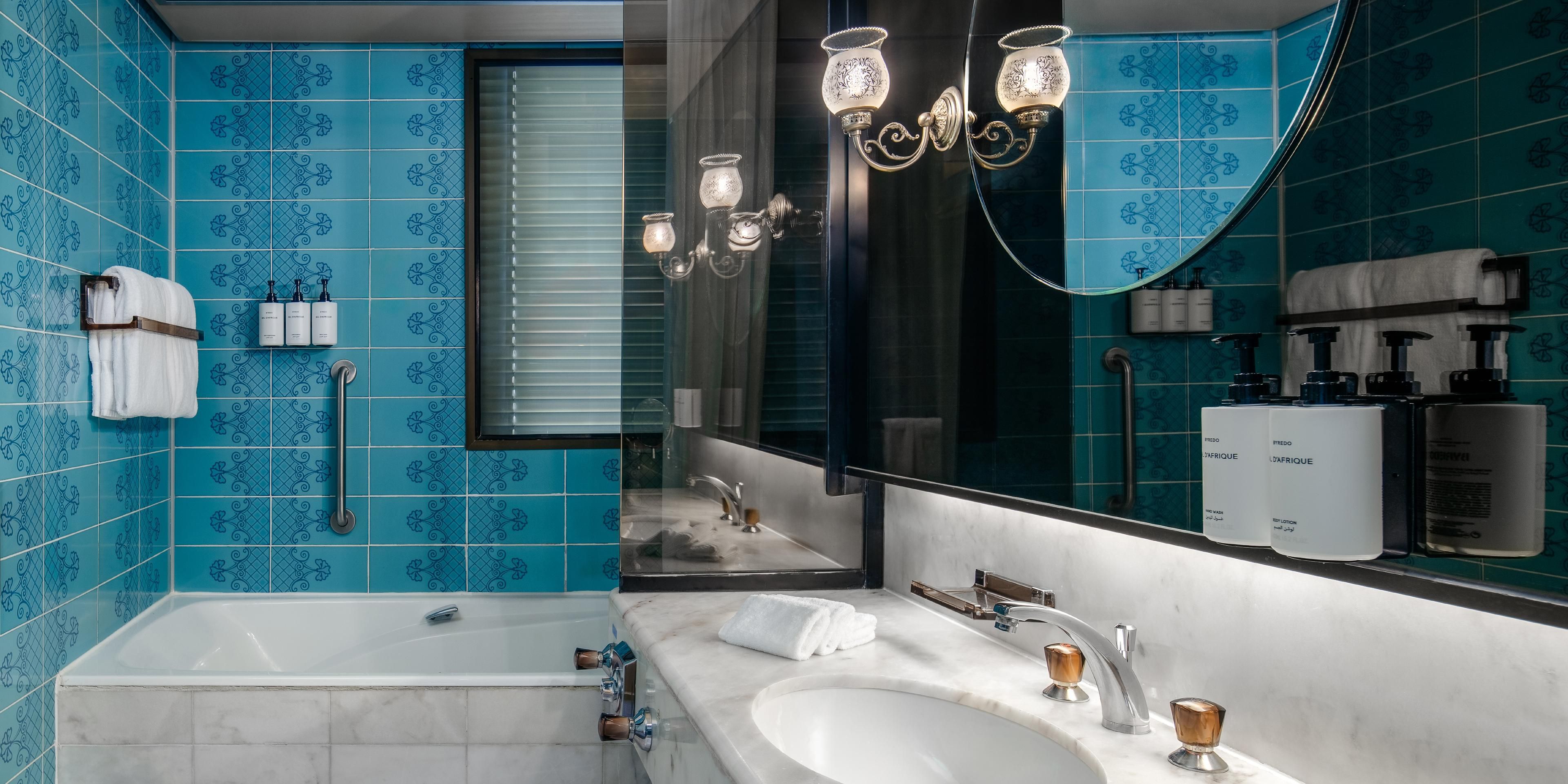 Relax in the luxurious bathroom of rooms and suites