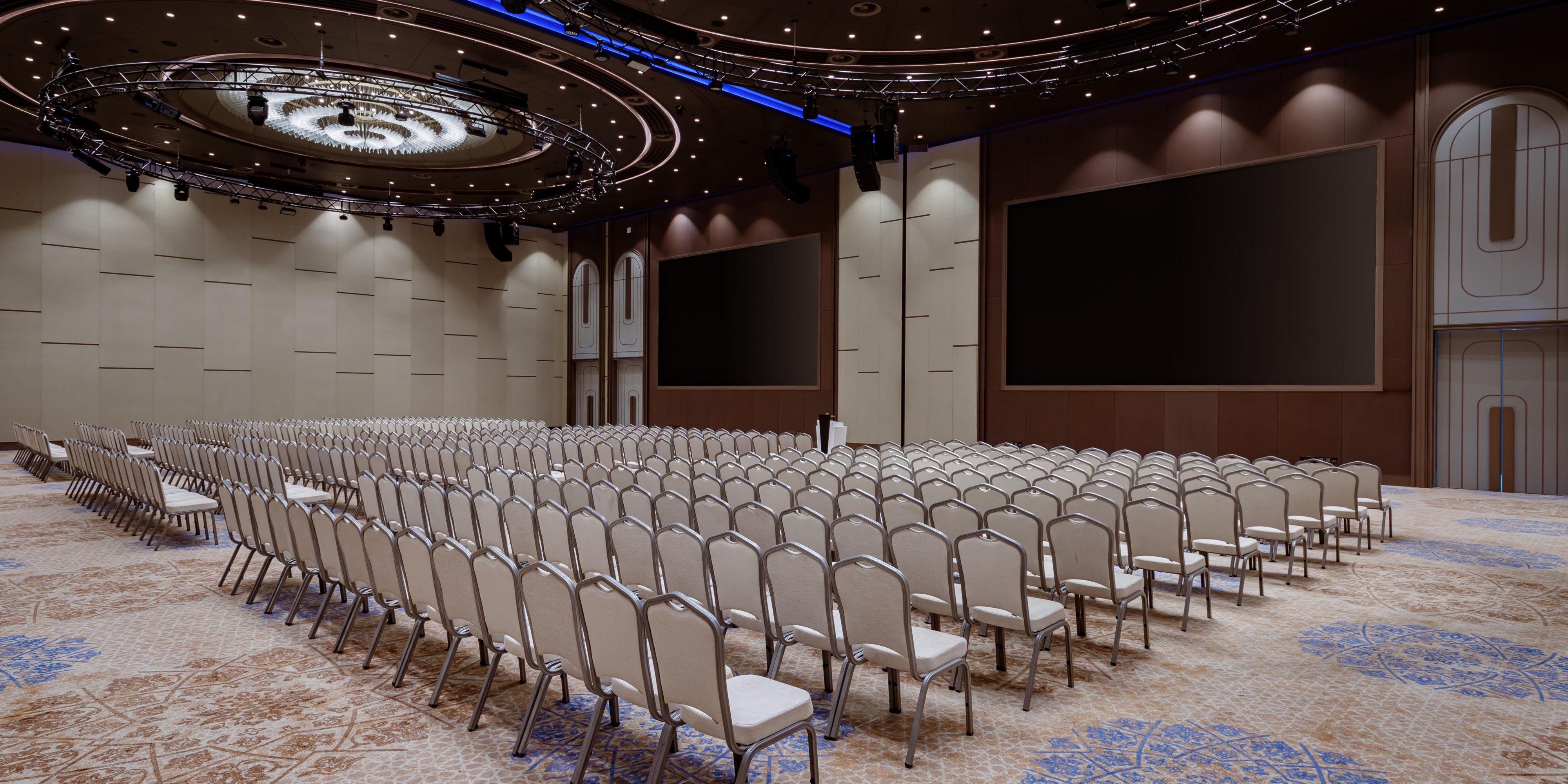 Choose one of twelve stylish venues, from a private boardroom suitable for 10 to the stunning 900-capacity ballroom. The Amudaryo and Sirdaryo can be split into six separate meeting rooms.