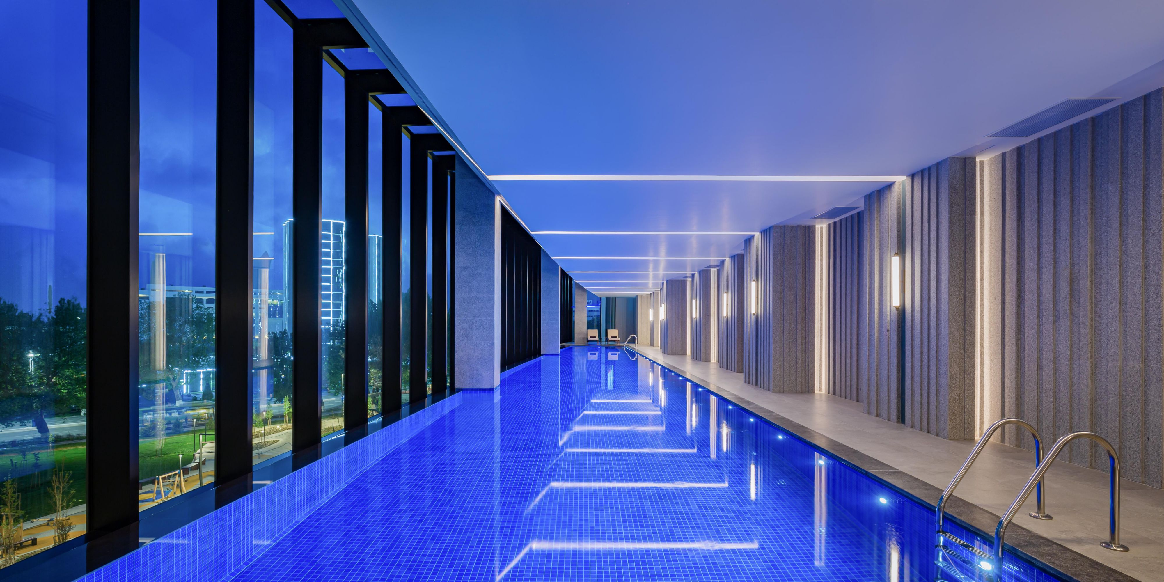E’quilibrium Wellness Club boasts an impressive 2’500 sqm of space and includes a 30-metre pool, whirlpool, sauna, steam room, Turkish hammam and numerous treatment rooms. The fitness centre is spread over 300 sqm and offers various studios and a large outdoor space.