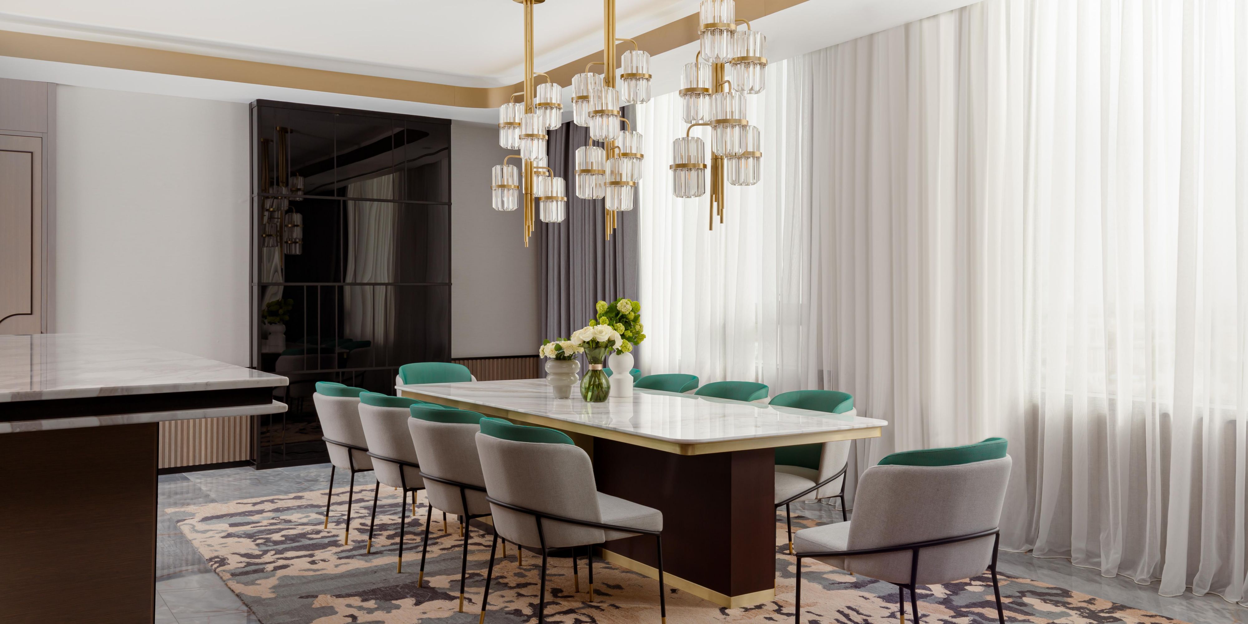 The welcoming 10-person dining room in Presidential Suite.