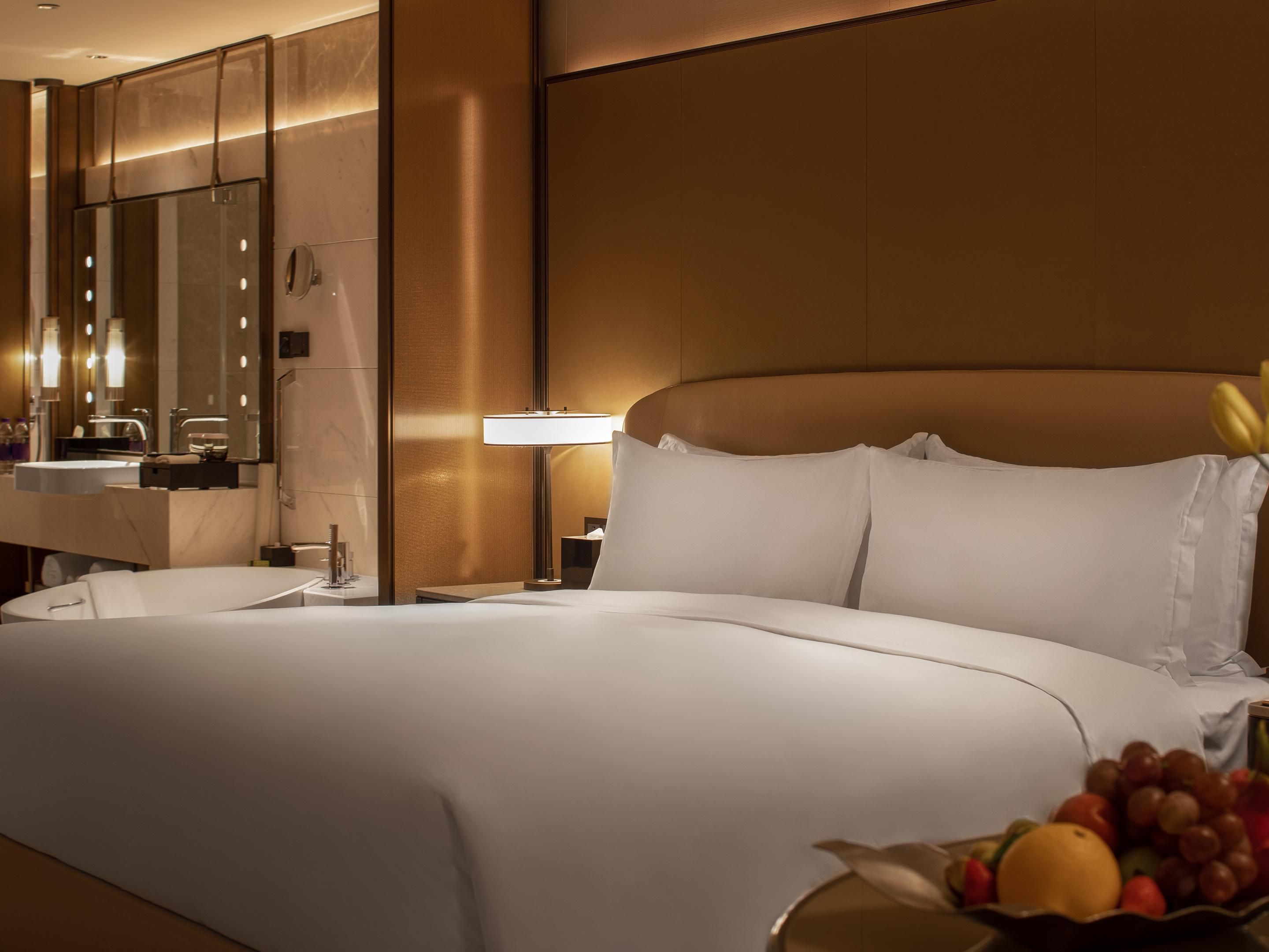 1 King Bed Premium Louge Access