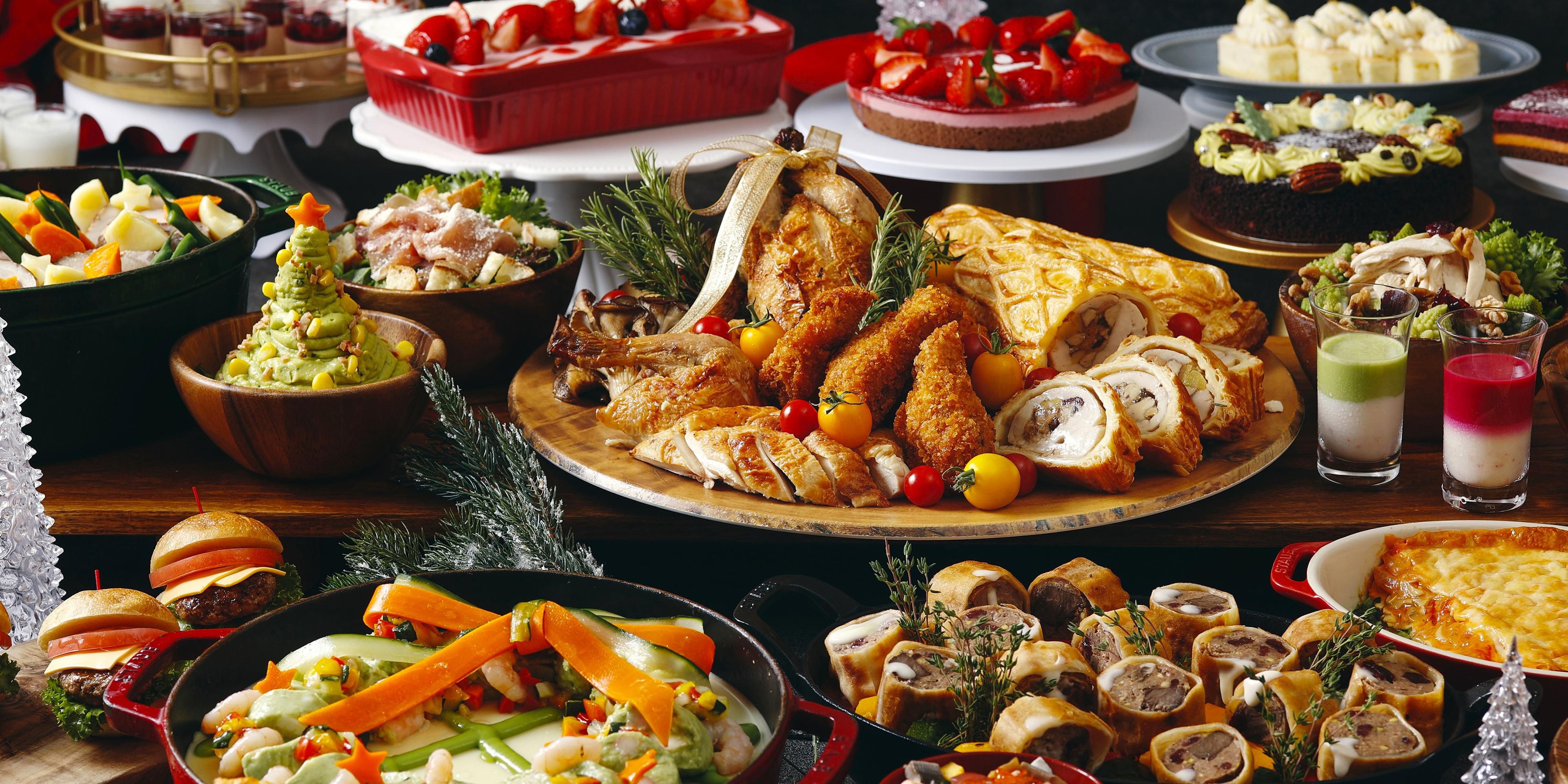 Mark our 30th anniversary finale with a festive buffet inspired by a heartfelt gift from the chef. Enjoy roasted chicken, turkey en croûte, and holiday dishes shaped like wreaths and trees. Weekdays feature a special turkey pie service, while Christmas brings the luxurious foie gras Rossini.