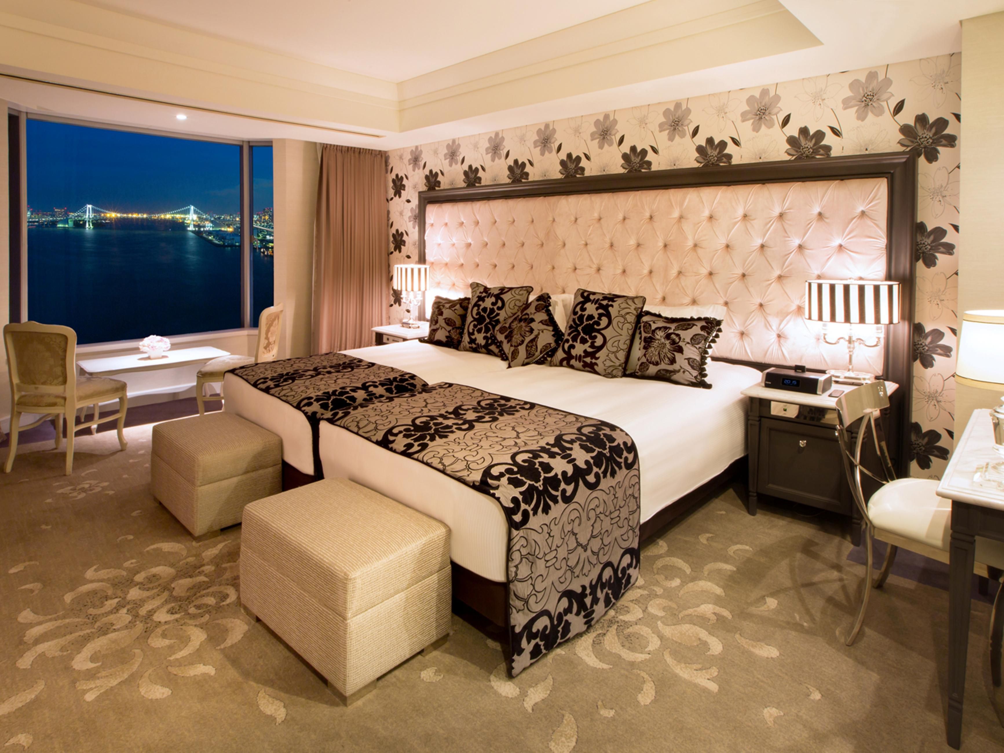 1 Bedroom Suite Club Lounge Access Bay View Dining Area