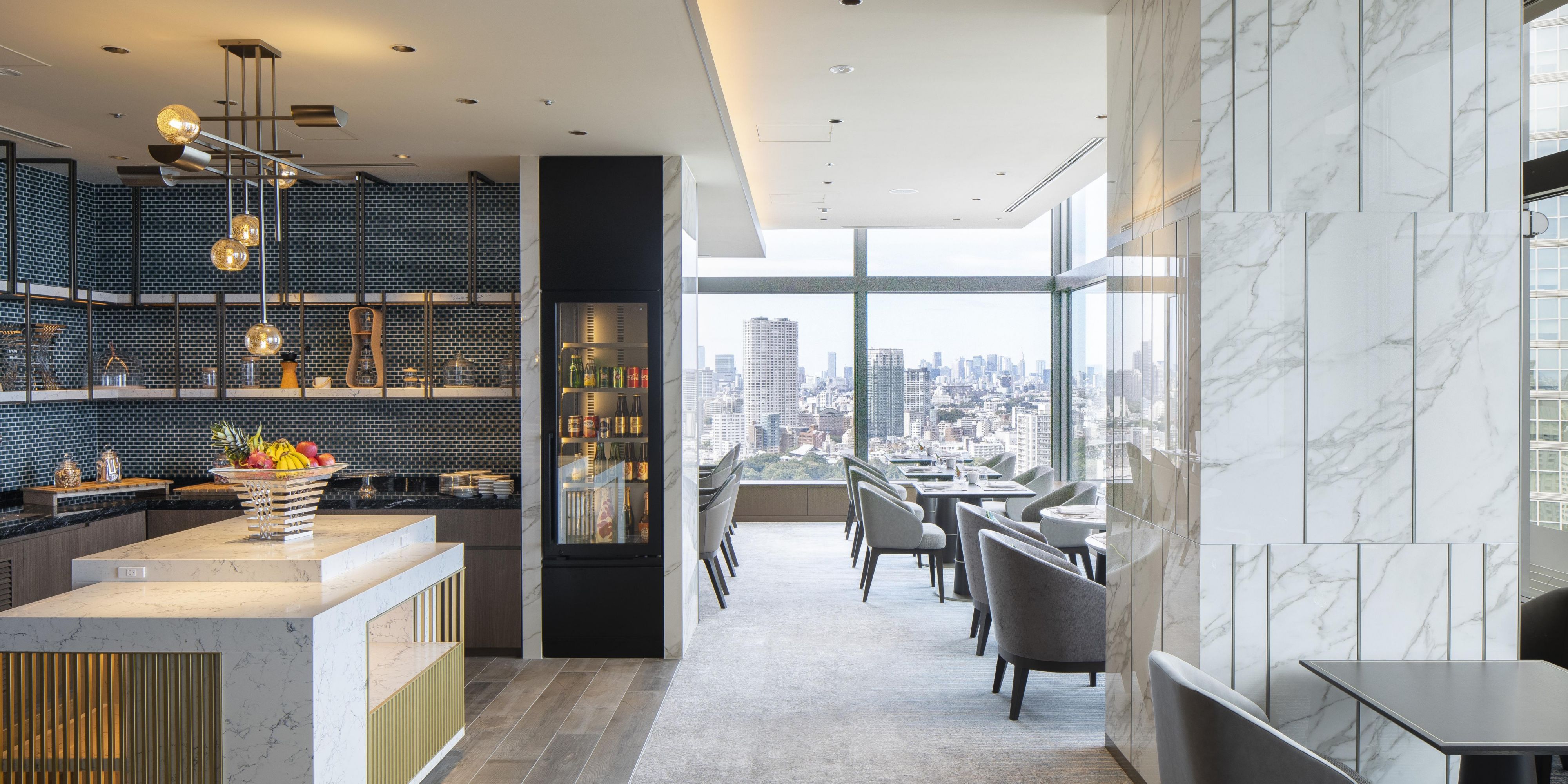 Discover what it means to live the InterContinental Life. Guests staying in our Club InterContinental rooms or suites enjoy access to one of Tokyo’s most exclusive lounges. From the moment you step into the Maestro Lounge, you’ll be greeted with private check-in, a refreshing welcome drink and panoramic views of Tokyo — a colorful orchestra awaits.